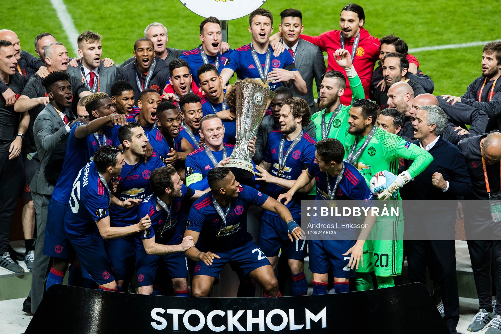 Manchester Uniteds Wayne Rooney håller upp pokalen och