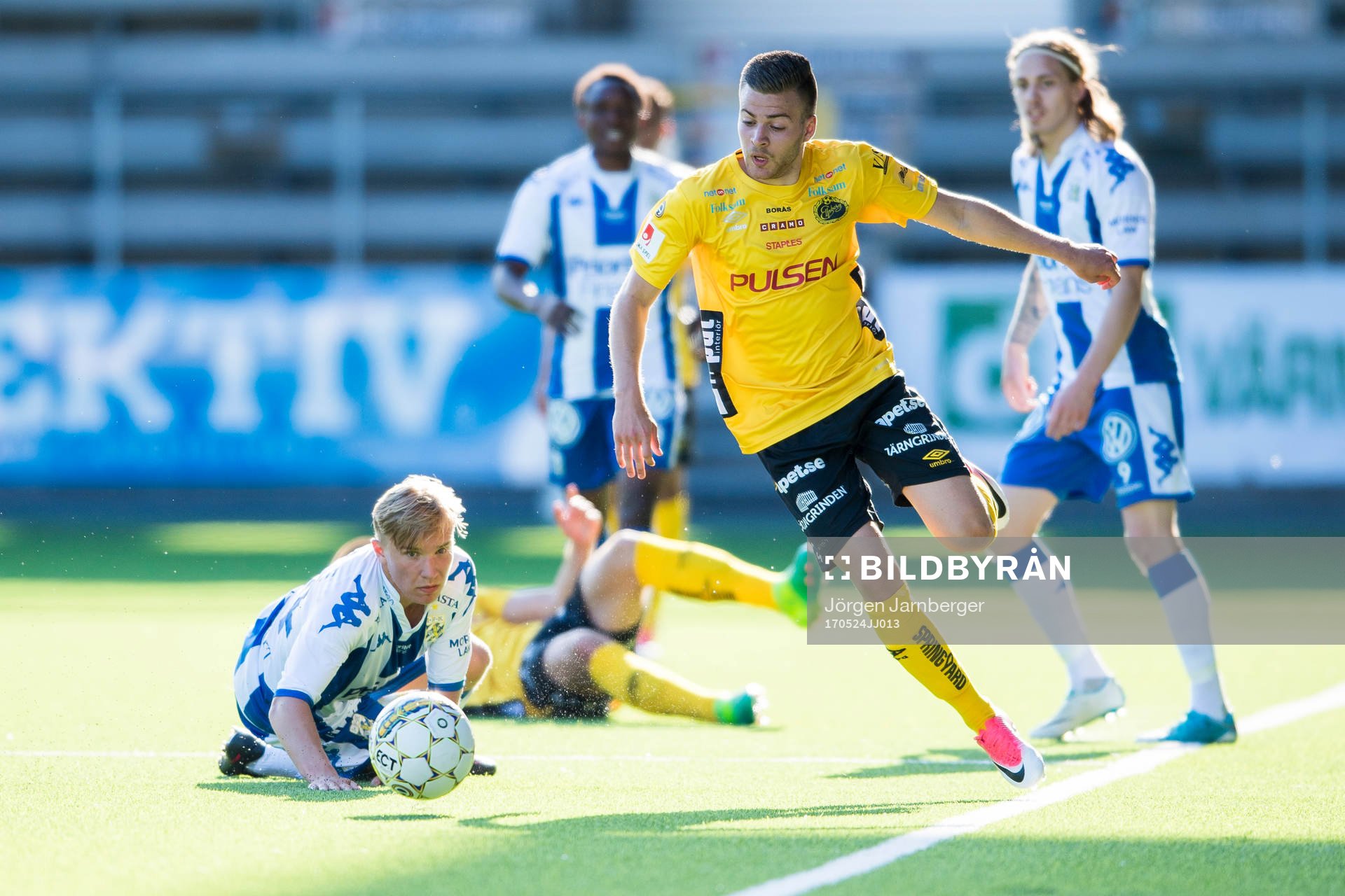 Elfsborgs Oscar Iglicar Berntsson tar sig förbi IFK