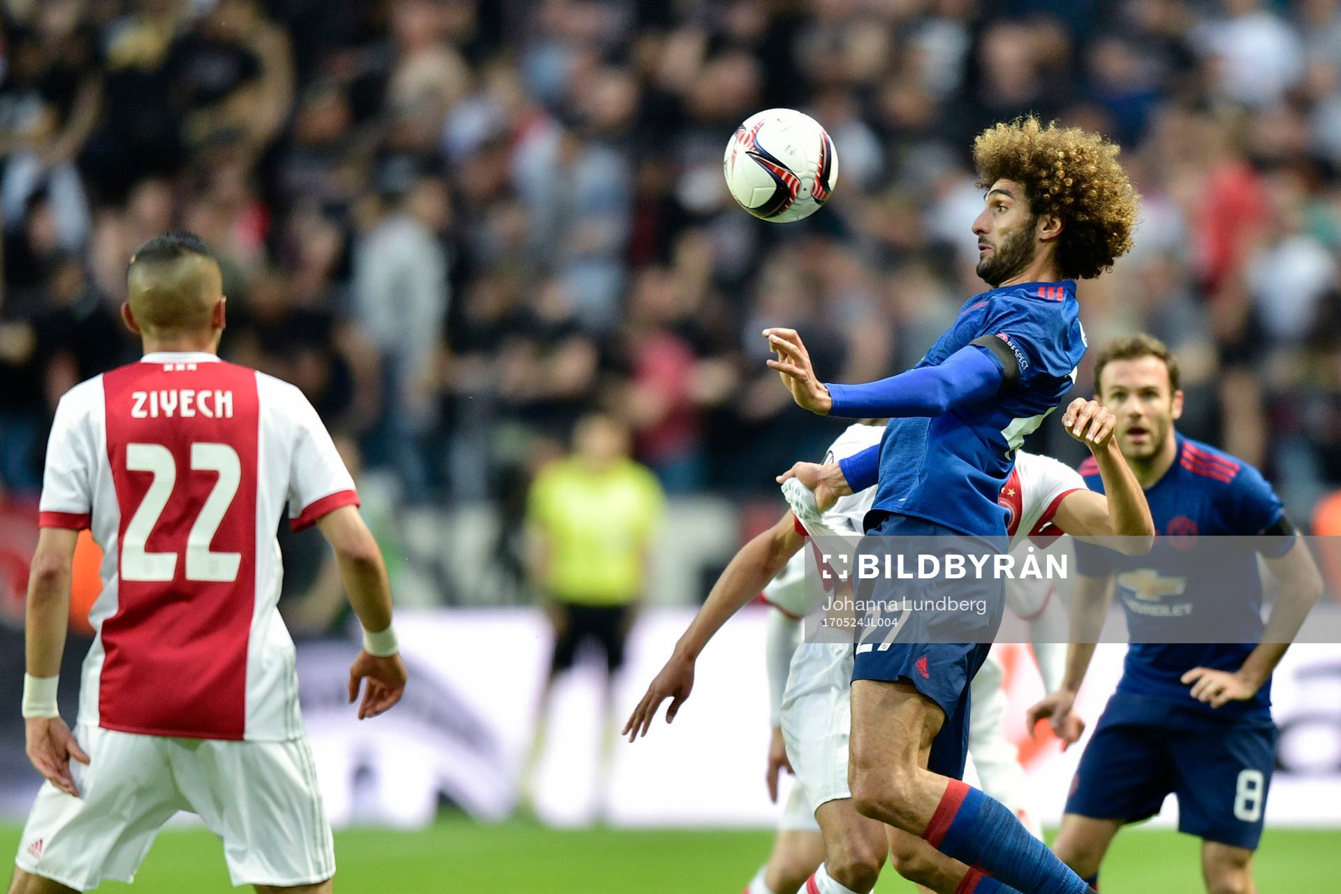 Manchester Uniteds Marouane Fellaini tar ner bollen