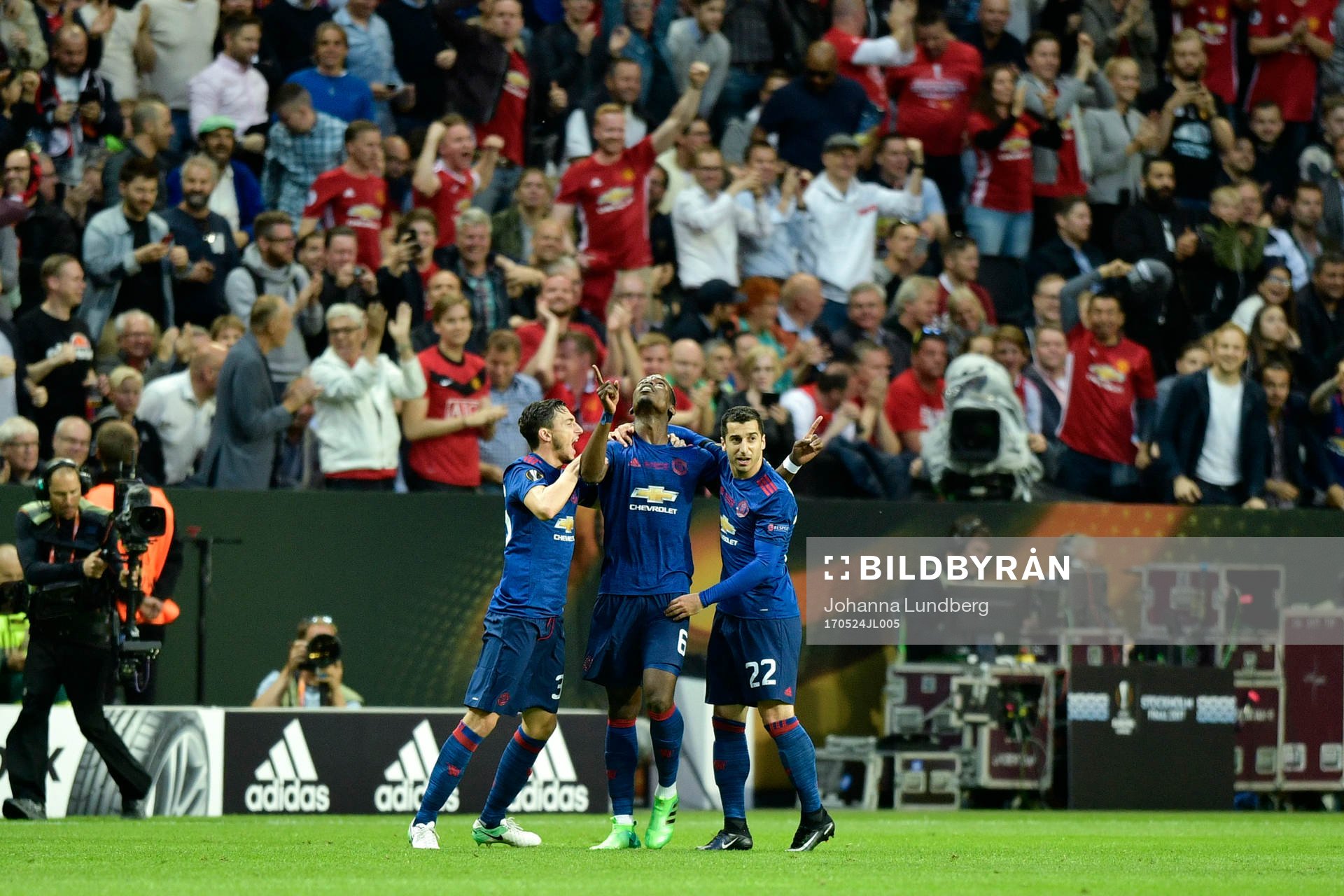 Manchester Uniteds Paul Pogba jublar med Matteo Darmian och