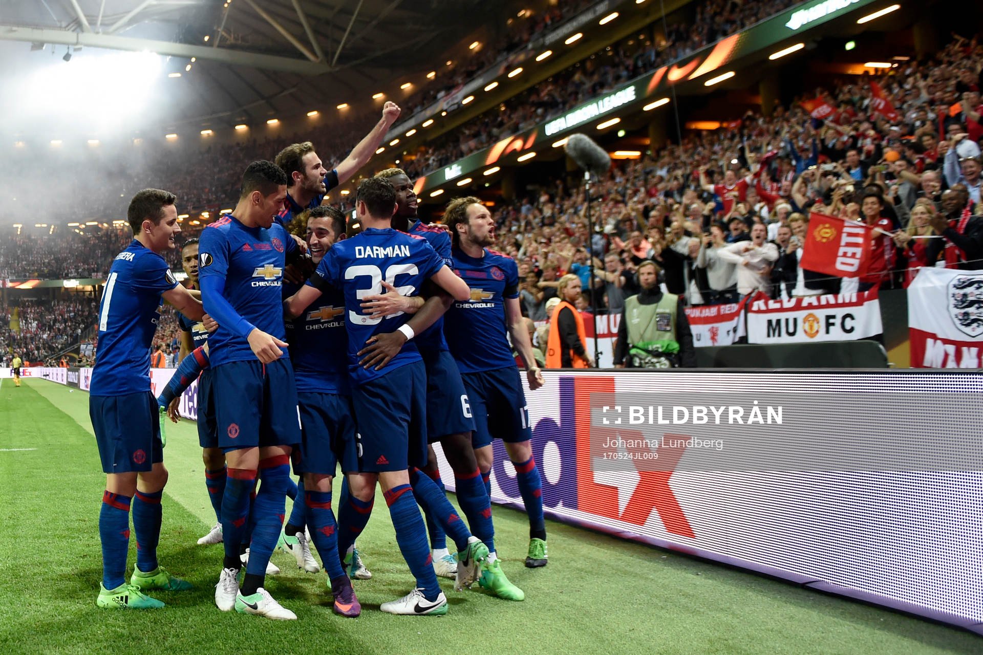 Manchester Uniteds spelare jublar med målskytten till 0-2