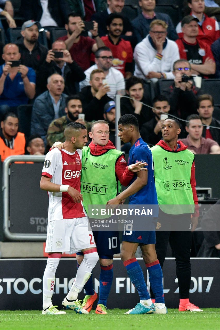 Manchester Uniteds Wayne Rooney går emellan Marcus