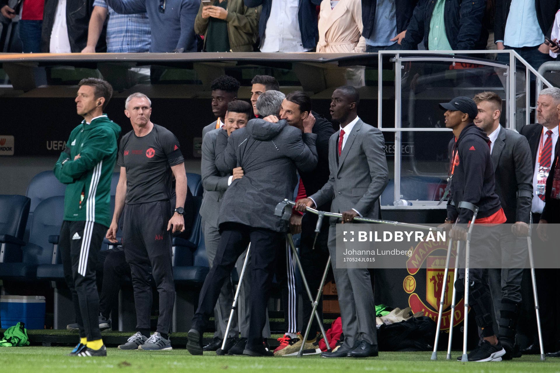 Manchester Uniteds tränare José Mourinho jublar med Zlatan Ibrahimovic efter slutsignal i finalen i Europa League mellan Ajax och Manchester United den 24 maj 2017 i Stockholm.
