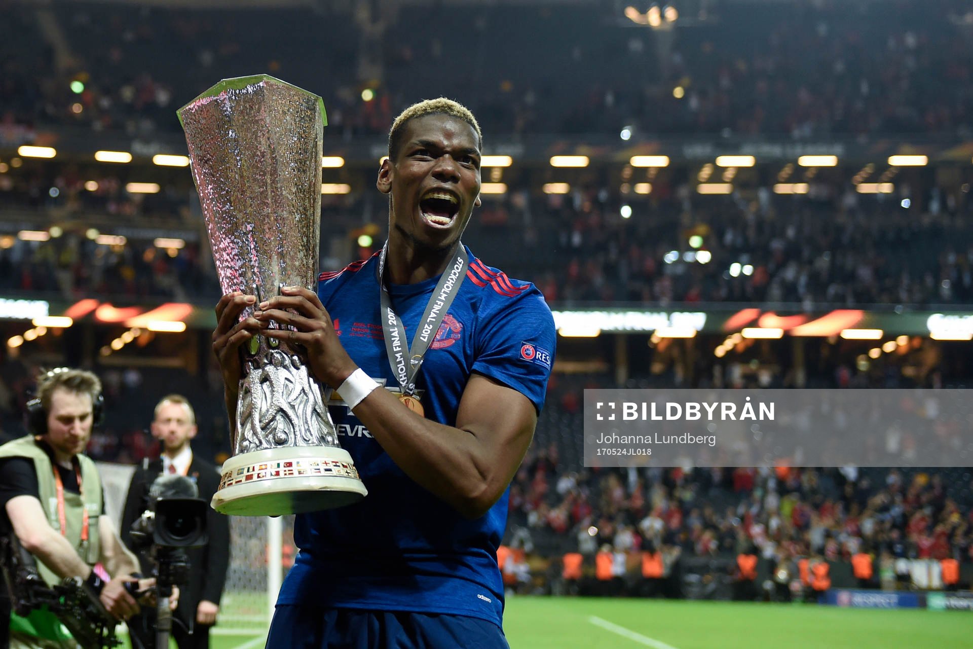 Manchester Uniteds Paul Pogba jublar med pokalen