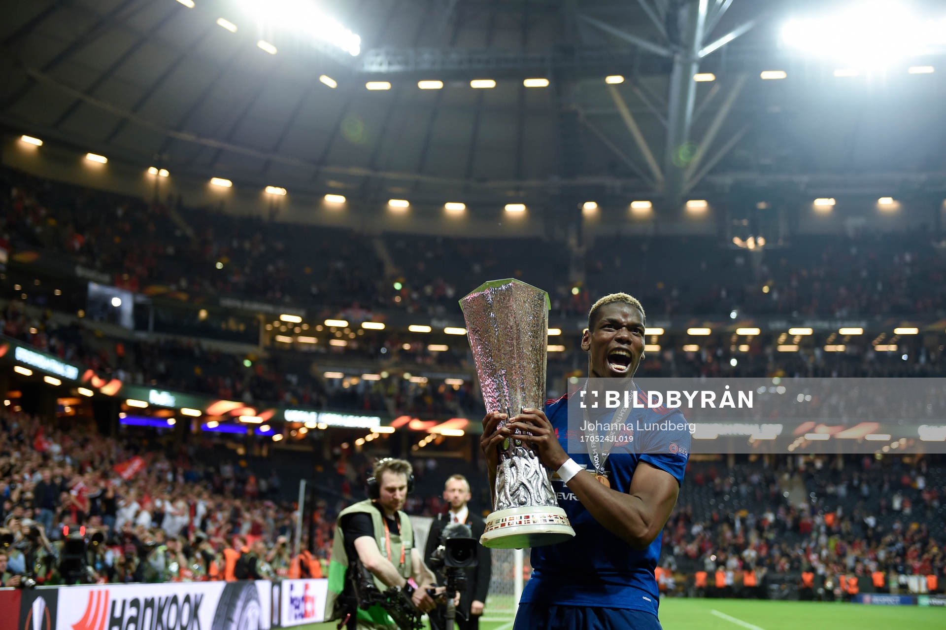 Manchester Uniteds Paul Pogba jublar med pokalen efter vinsten i finalen i Europa League mellan Ajax och Manchester United den 24 maj 2017 i Stockholm.