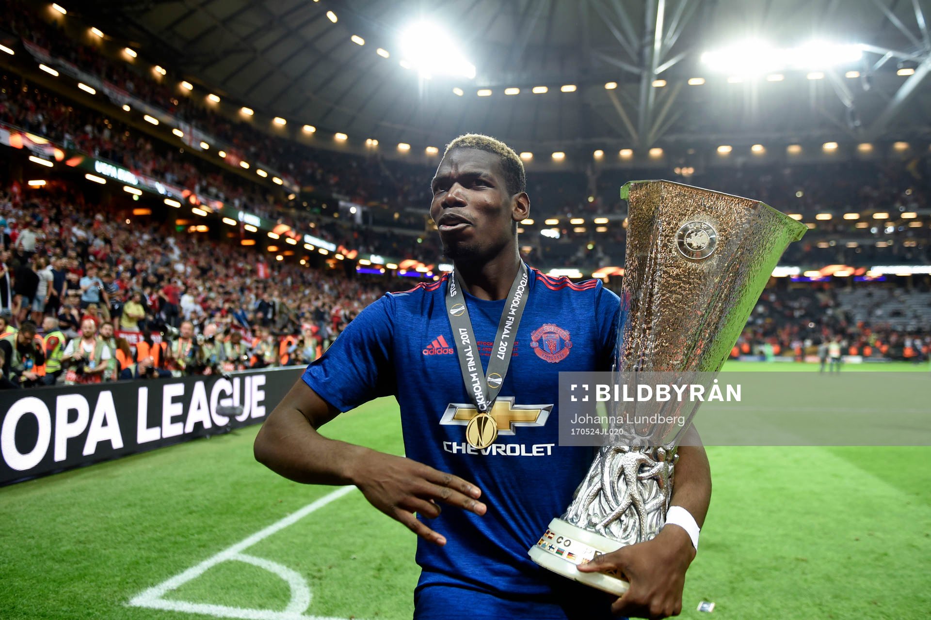 Manchester Uniteds Paul Pogba jublar med pokalen