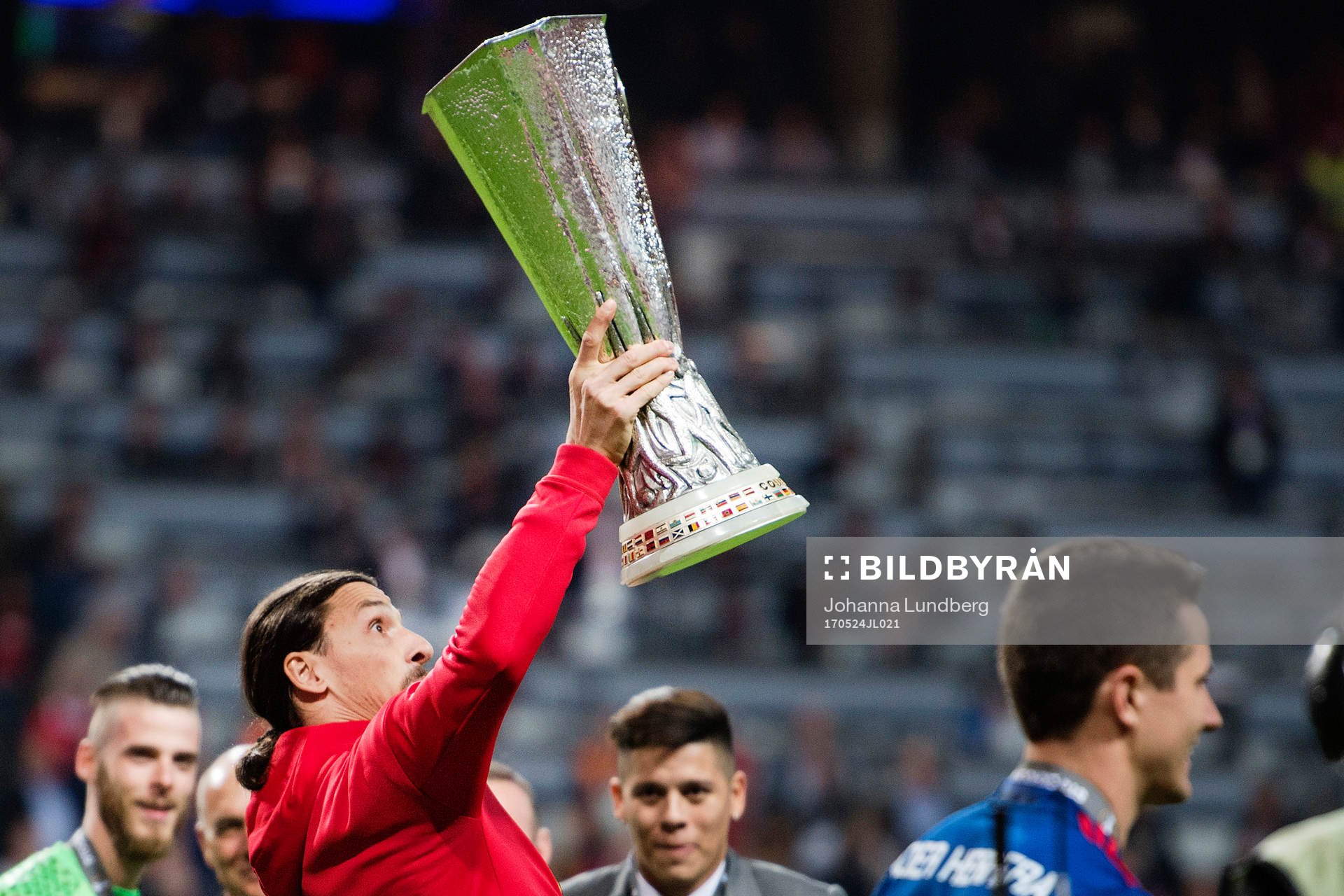 Manchester Uniteds Zlatan Ibrahimovic jublar med pokalen