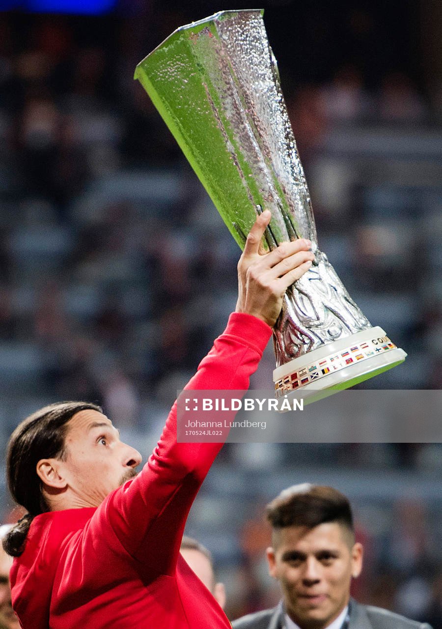 Manchester Uniteds Zlatan Ibrahimovic jublar med pokalen