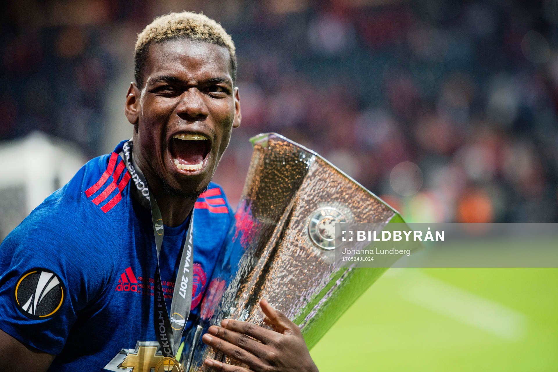 Manchester Uniteds Paul Pogba jublar med pokalen