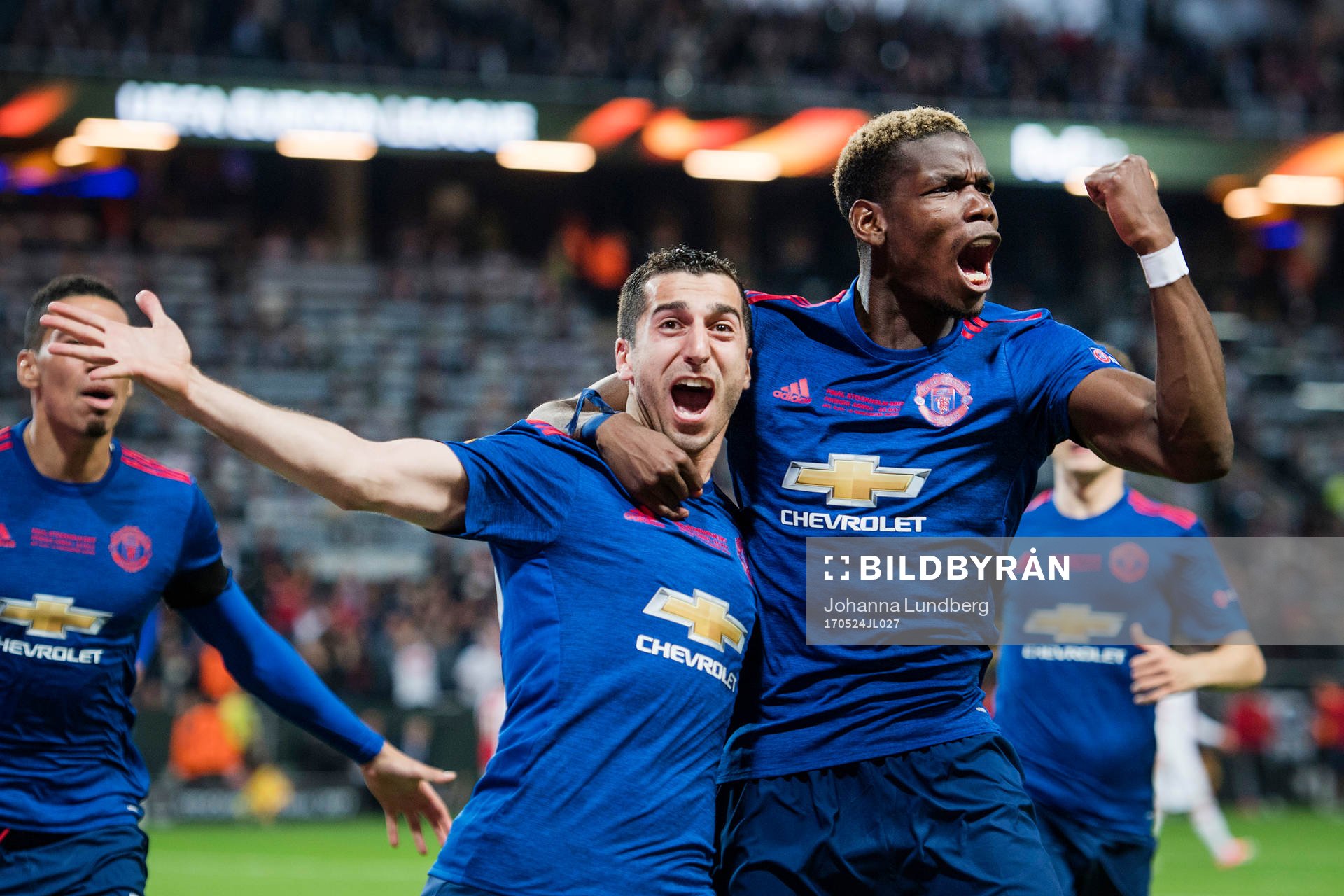 Manchester Uniteds Henrikh Mkhitaryan jublar med Paul Pogba