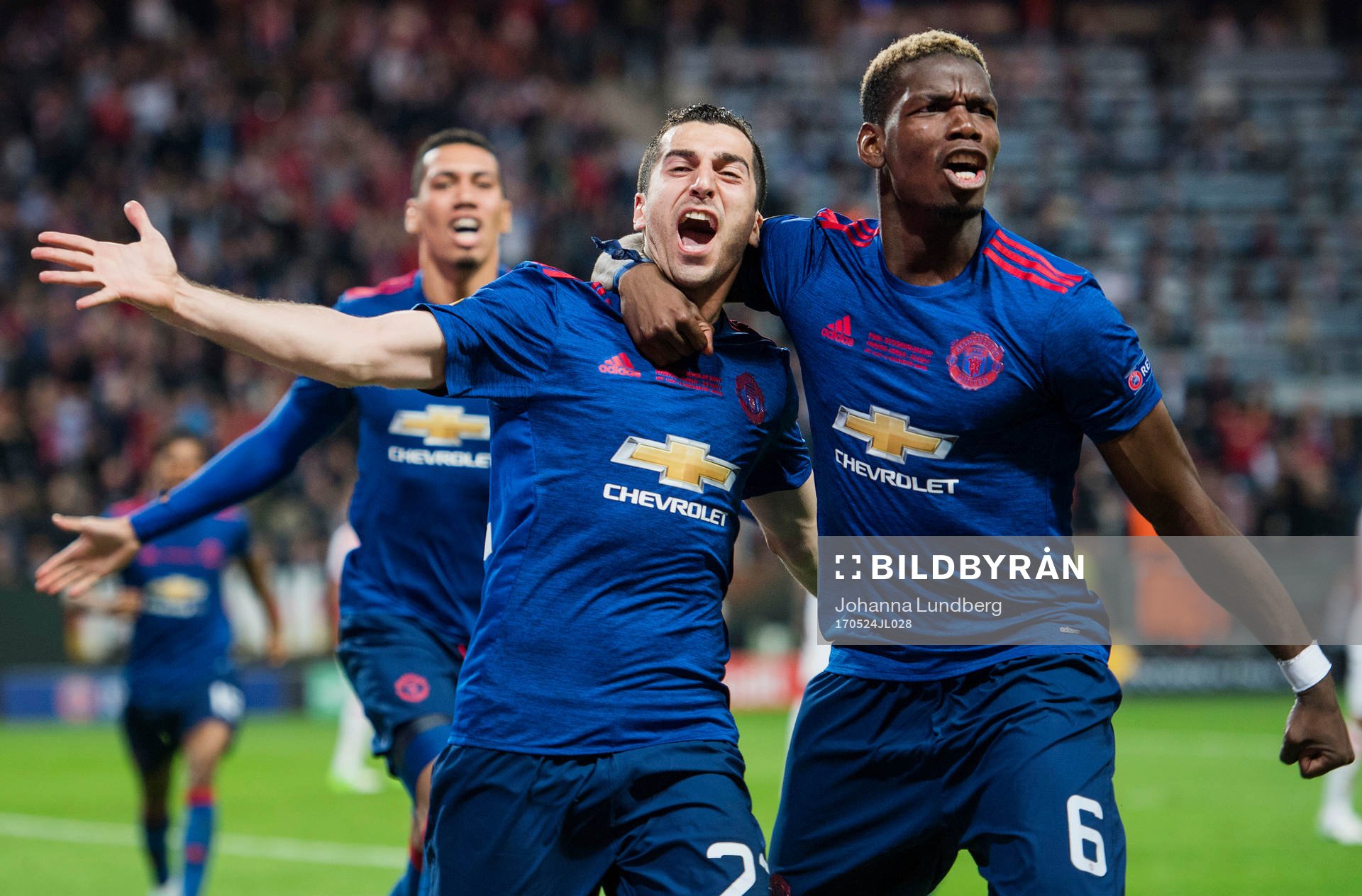 Manchester Uniteds Henrikh Mkhitaryan jublar med Paul Pogba