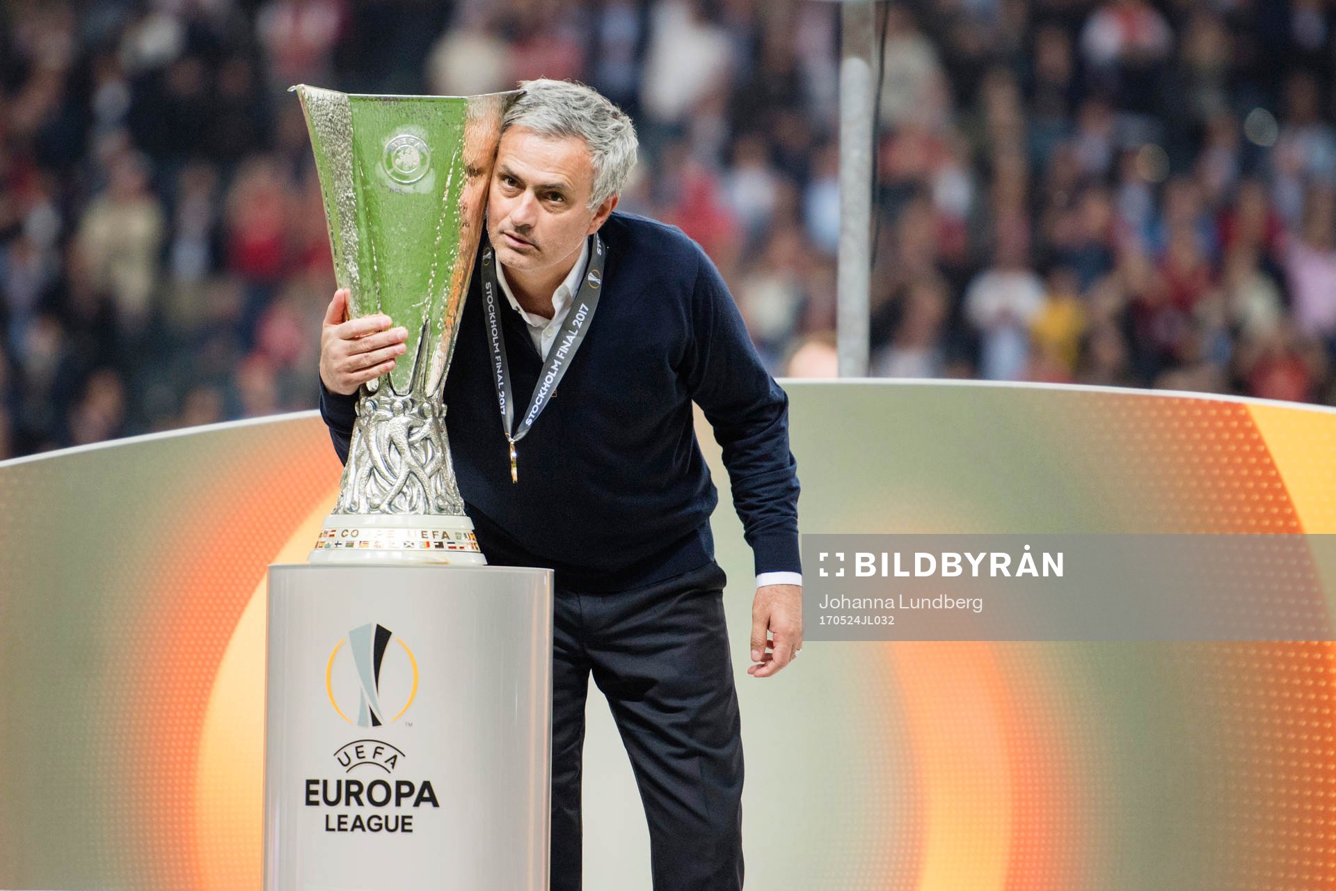 Manchester Uniteds tränare José Mourinho kysser pokalen