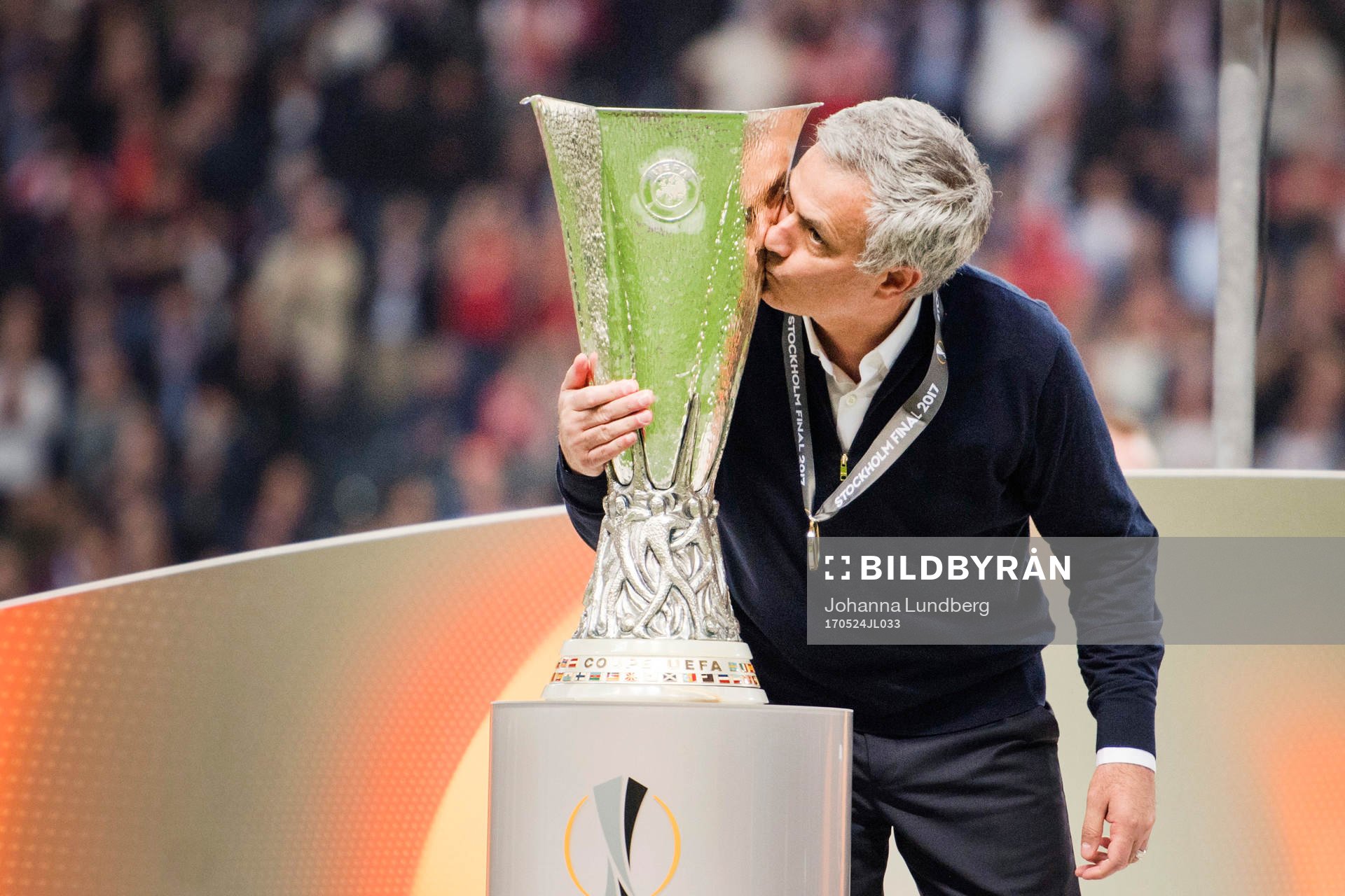 Manchester Uniteds tränare José Mourinho kysser pokalen