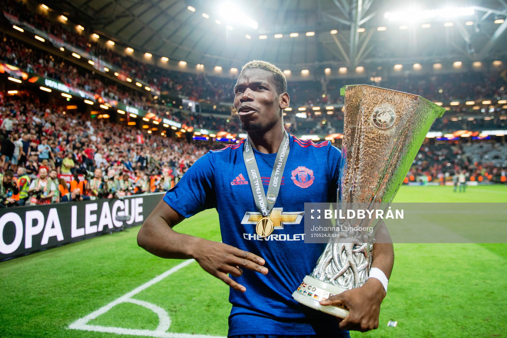 Manchester Uniteds Paul Pogba jublar med pokalen