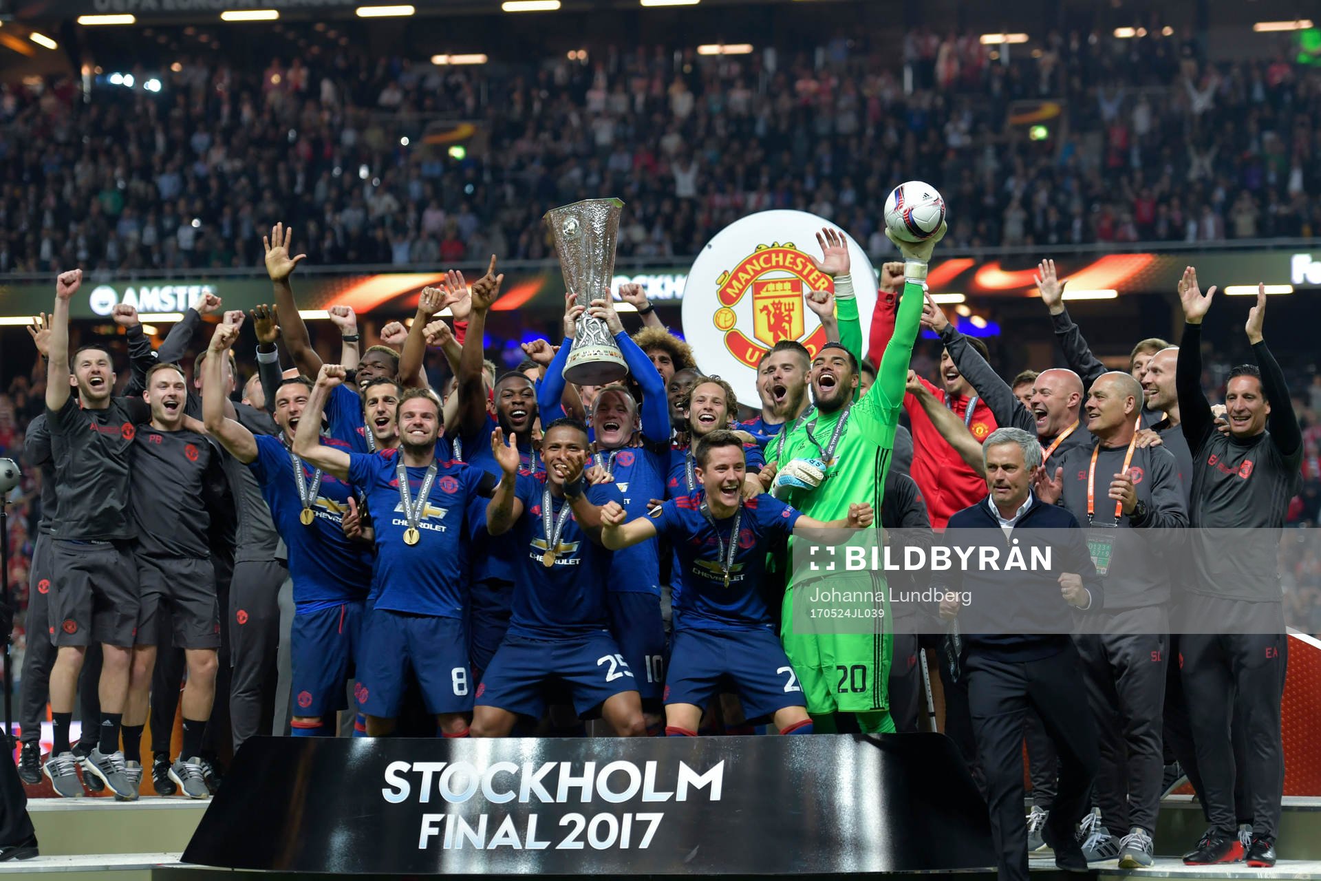 Manchester Uniteds Zlatan Ibrahimovic jublar med lagkamrater som lyfter pokalen på podiet efter vinsten i finalen i Europa League mellan Ajax och Manchester United den 24 maj 2017 i Stockholm.