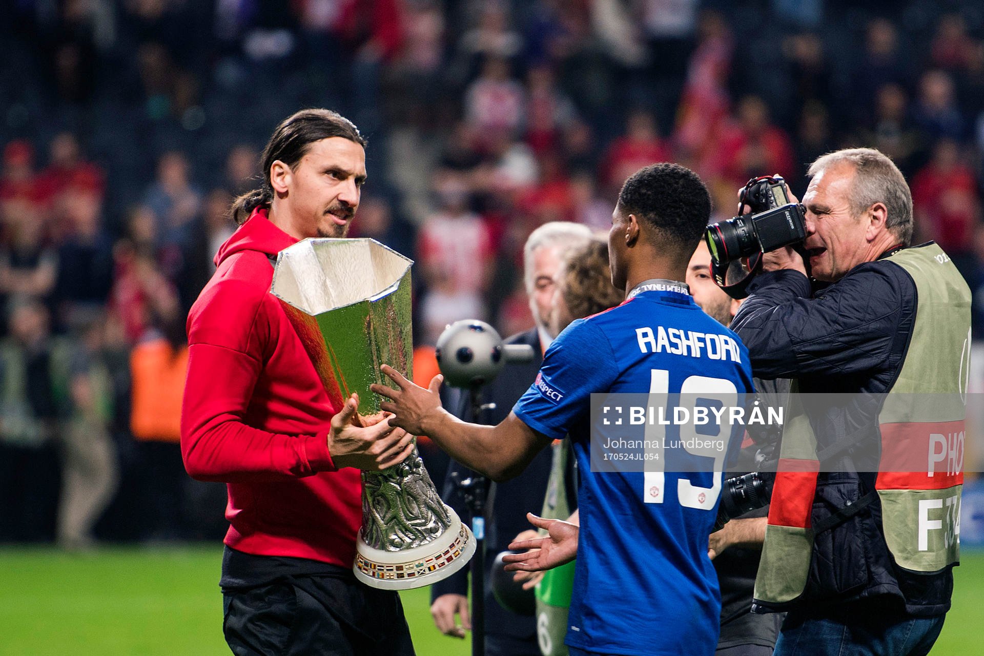 Manchester Uniteds Zlatan Ibrahimovic lämnar över pokalen