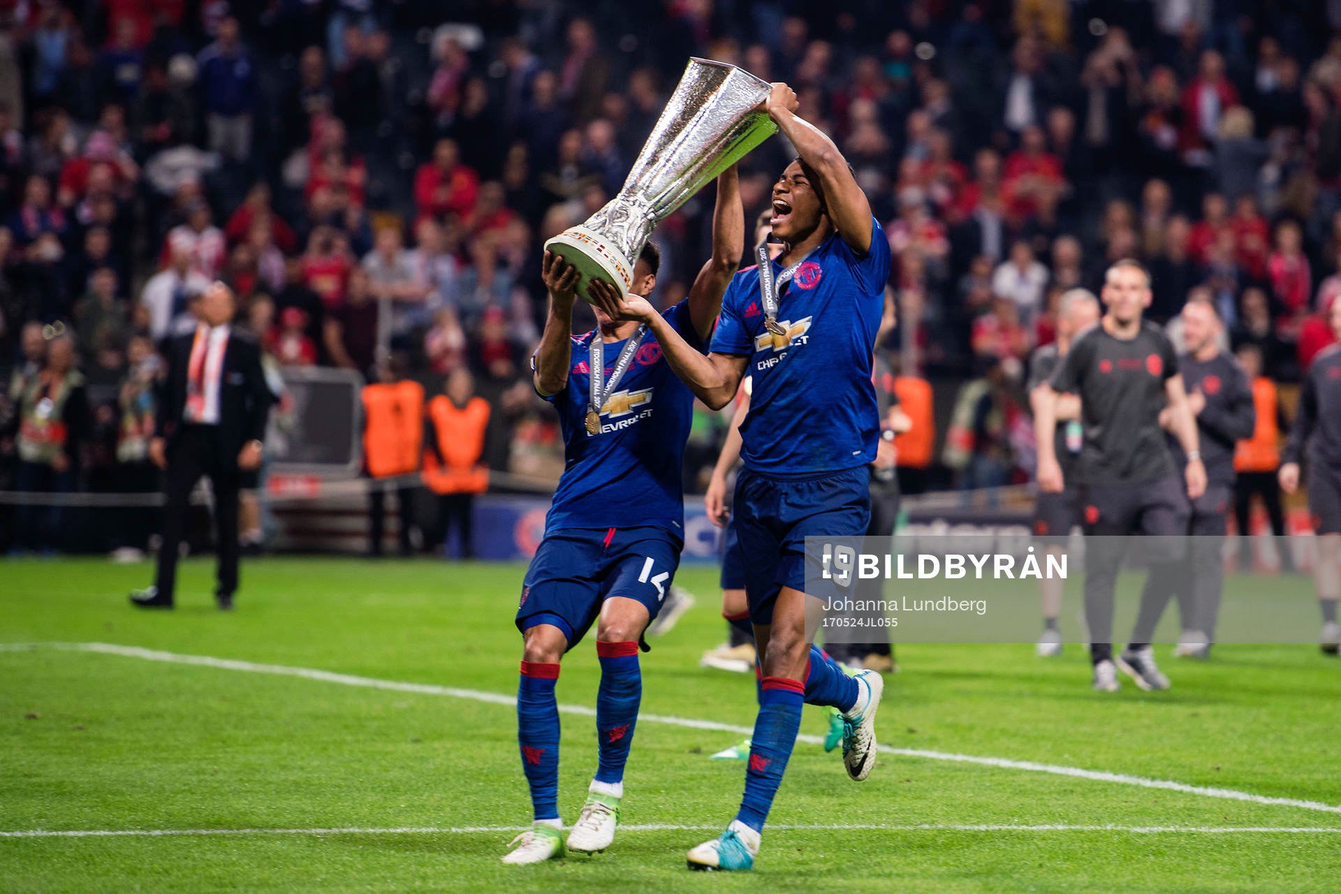 Manchester Uniteds Jesse Lingard och Marcus Rashford jublar