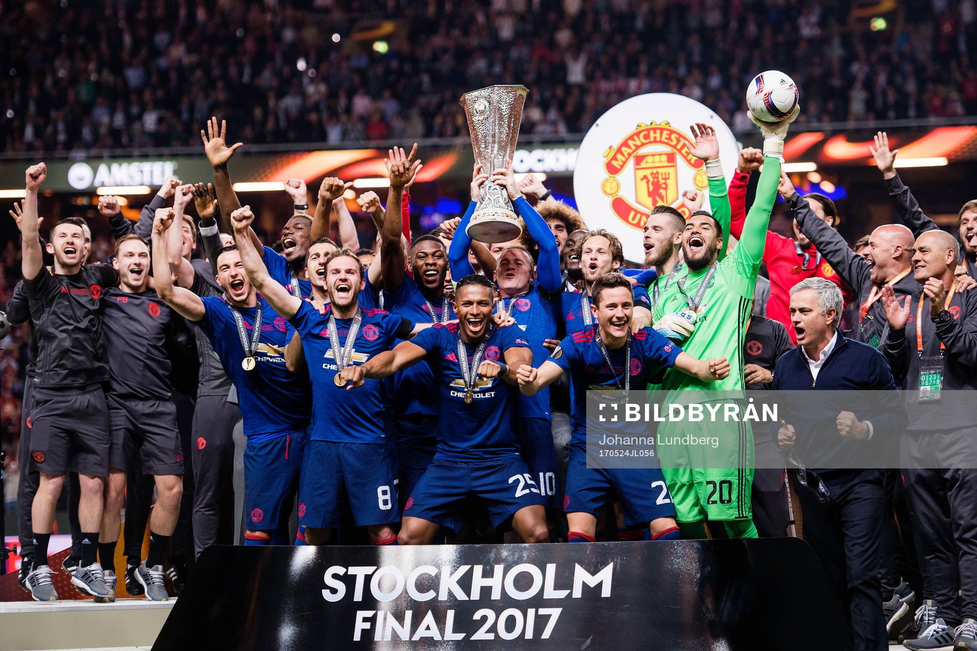 Manchester Uniteds spelare jublar med pokalen