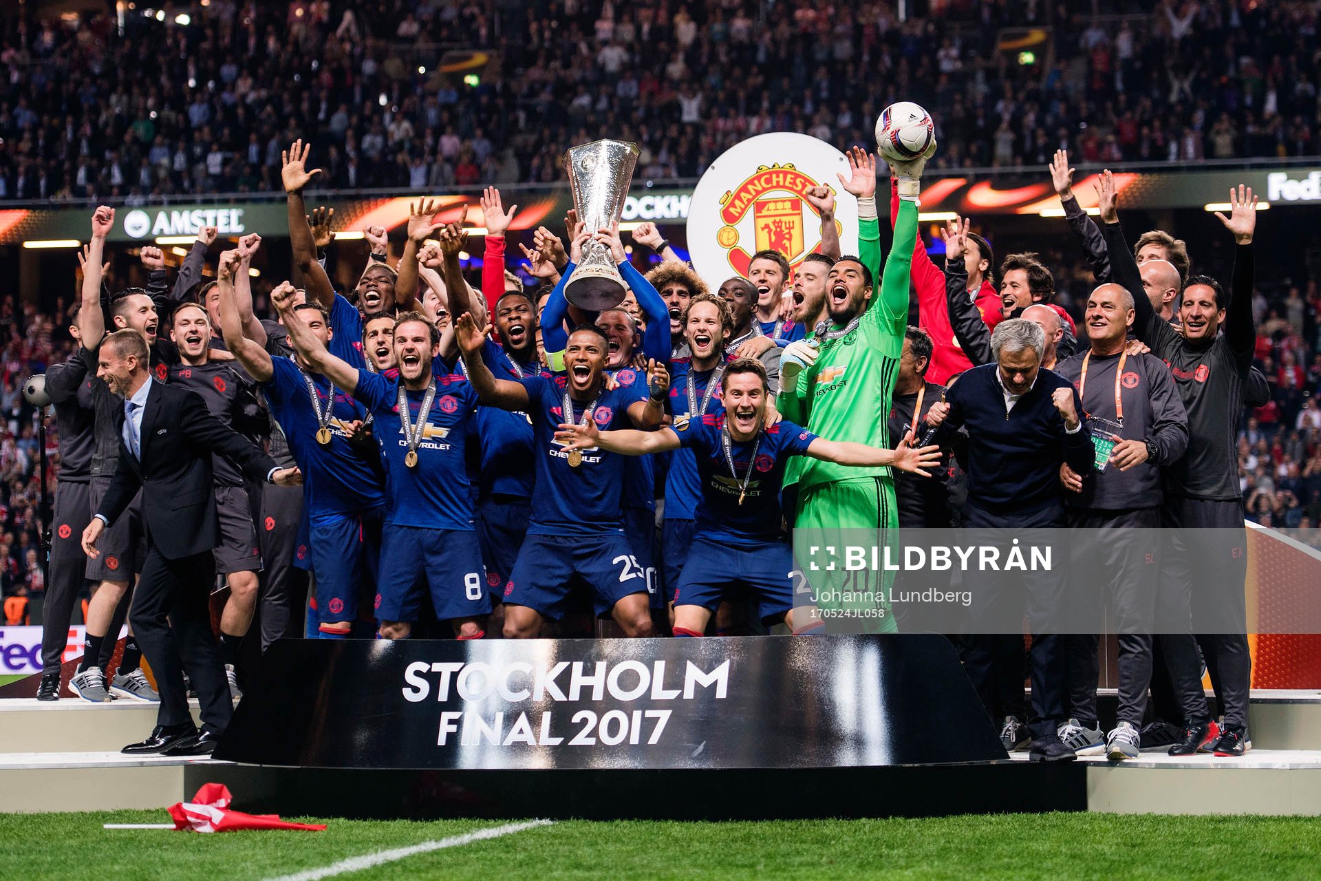 Manchester Uniteds spelare jublar med pokalen
