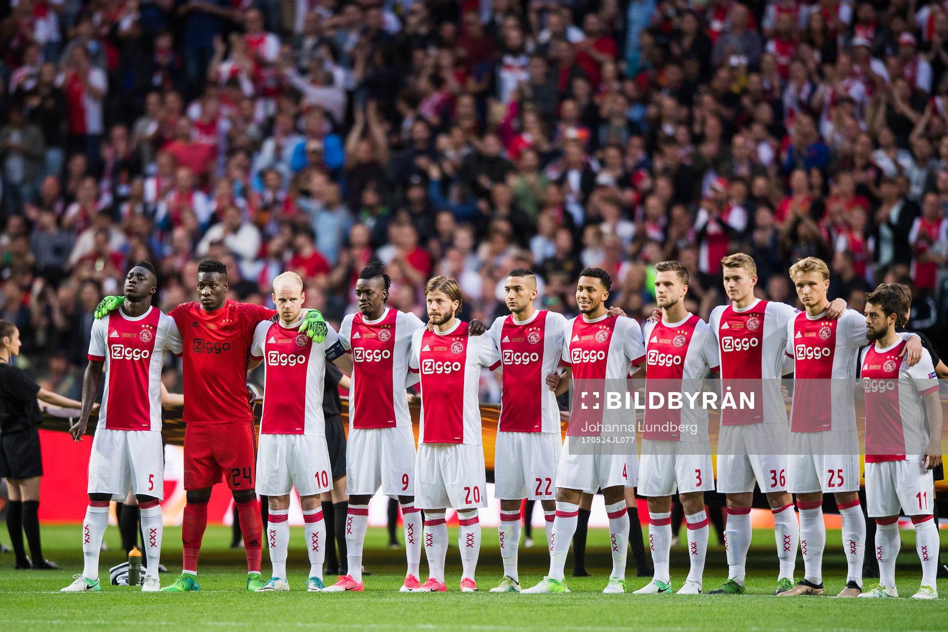 Ajax spelare deltar i en tyst minut