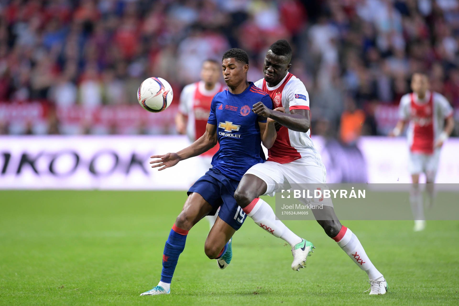 Manchester Uniteds Marcus Rashford och Ajax Davinson Sánchez i kamp om bollen under finalen i Europa League mellan Ajax och Manchester United den 24 maj 2017 i Stockholm.