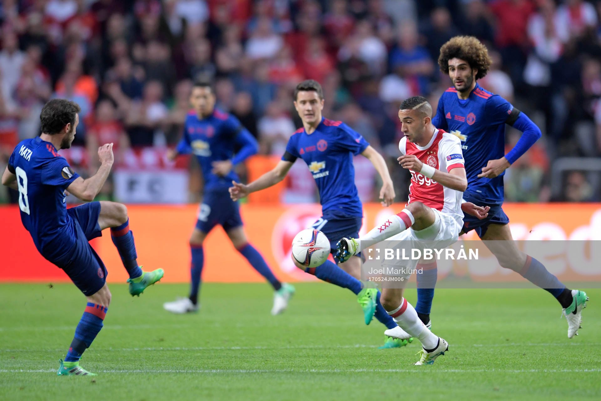 Manchester Uniteds Juan Mata och Marouane Fellaini utmanas