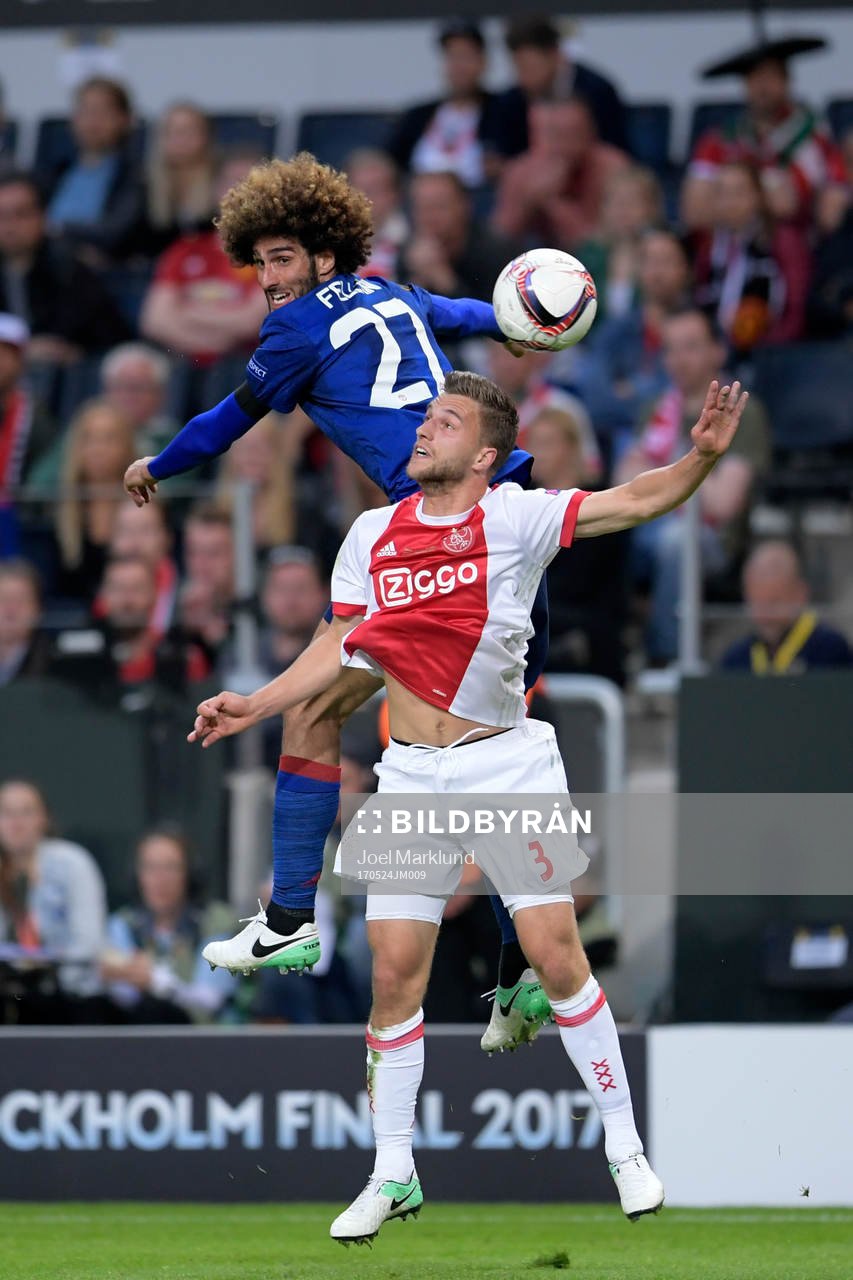 Manchester Uniteds Marouane Fellaini i nickduell med Ajax