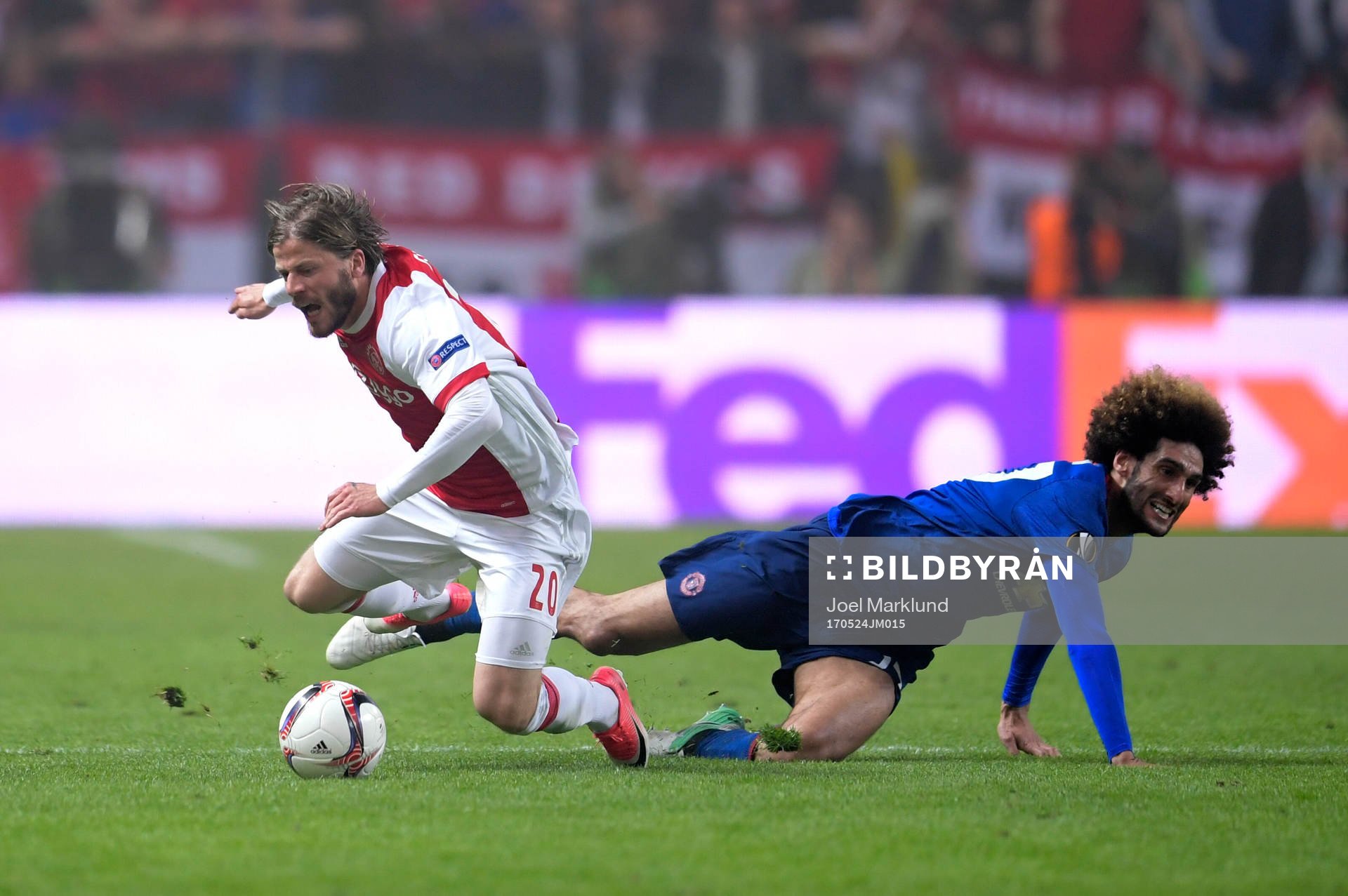 Ajax Lasse Schöne glidtacklas av Manchester Uniteds