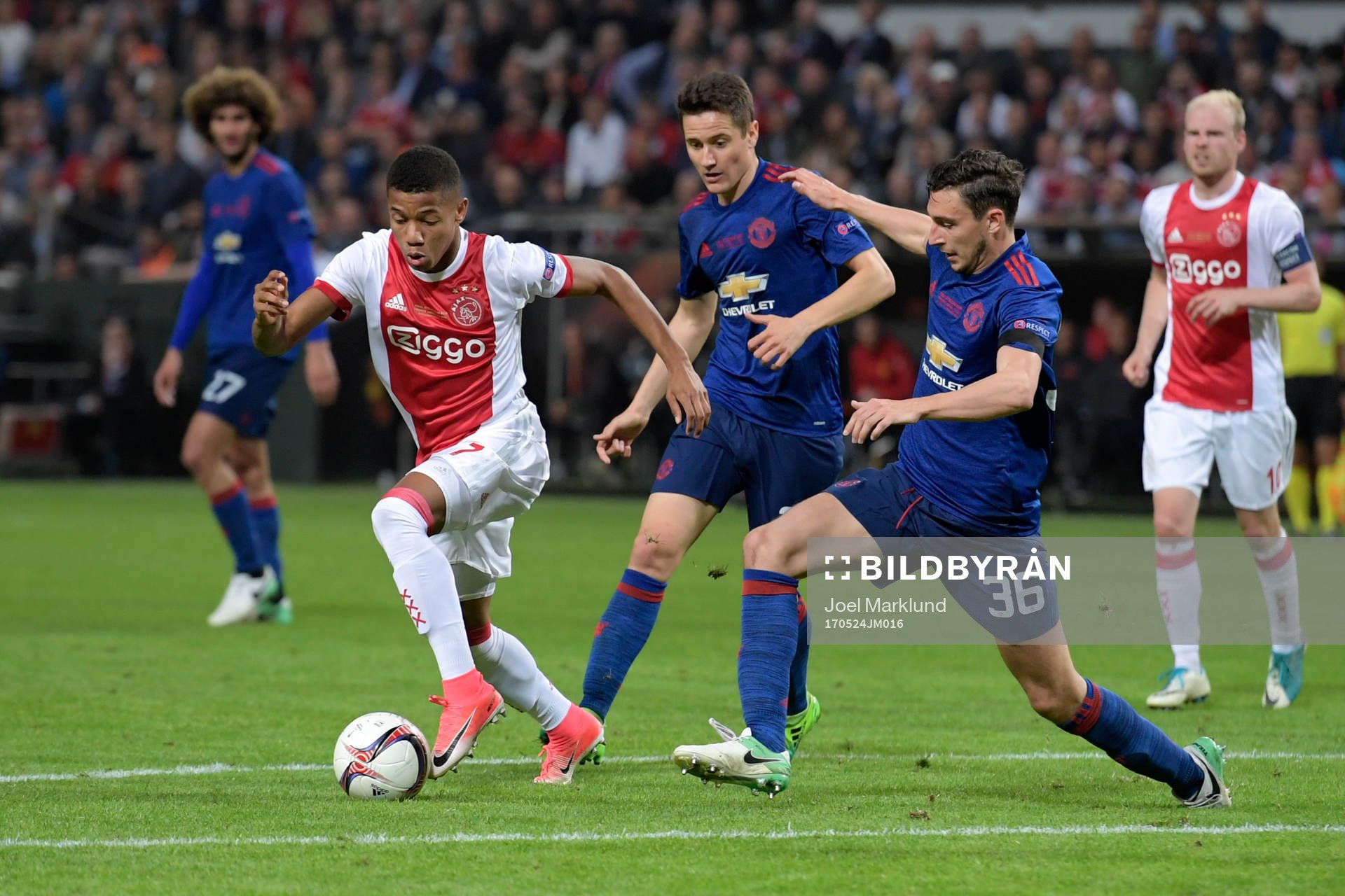 Ajax David Neres mot försvarande Manchester Uniteds Matteo
