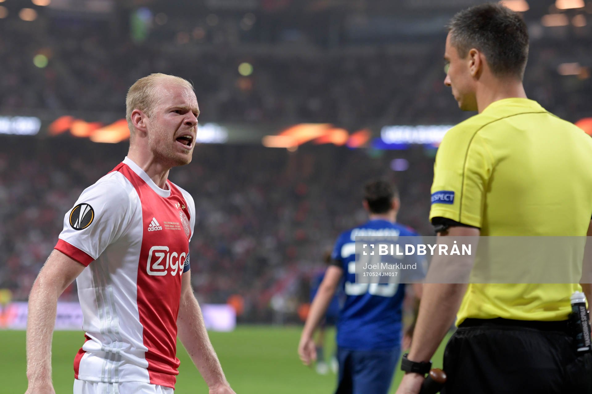 Ajax Davy Klaassen reagerar mot assisterande domaren