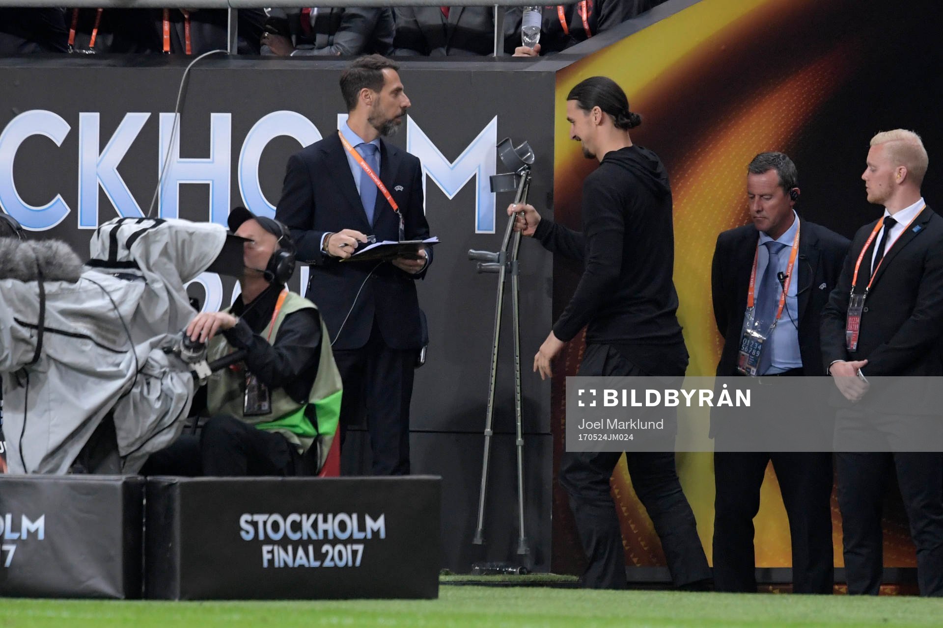Manchester Uniteds Zlatan Ibrahimovic vid plan med sina