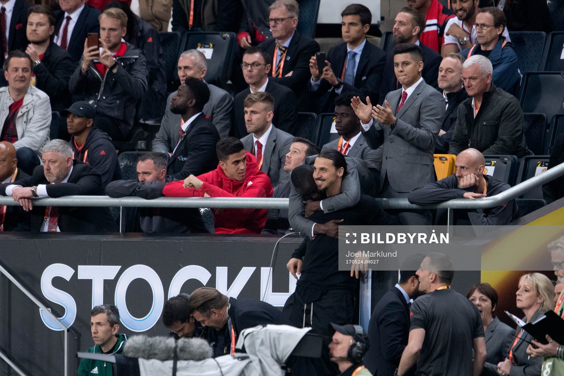 Manchester Uniteds Zlatan Ibrahimovic jublar vid planen