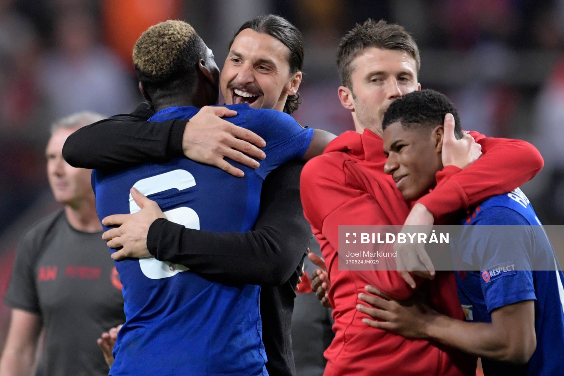 Manchester Uniteds Paul Pogba kramar Zlatan Ibrahimovic som