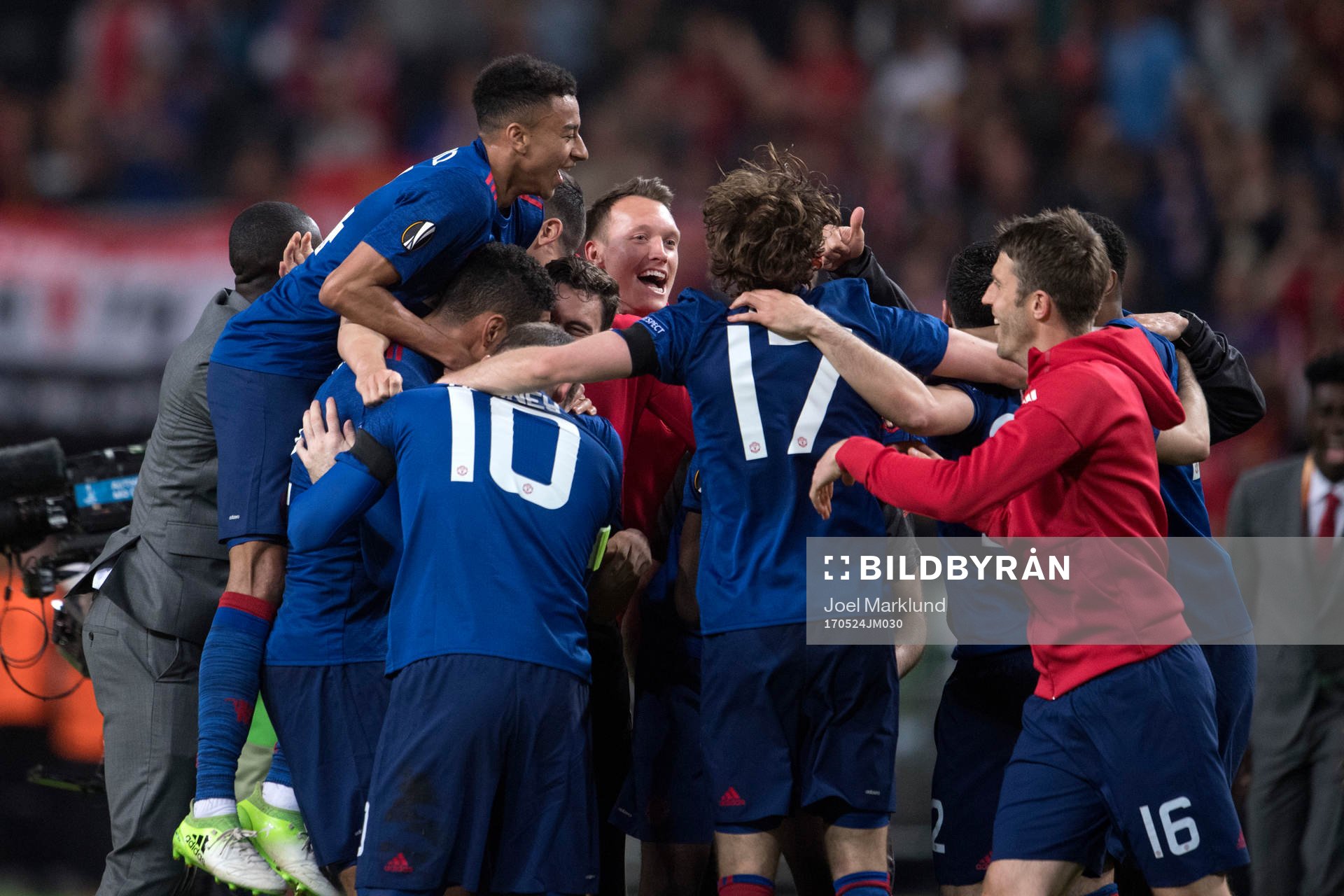 Manchester Uniteds spelare jublar