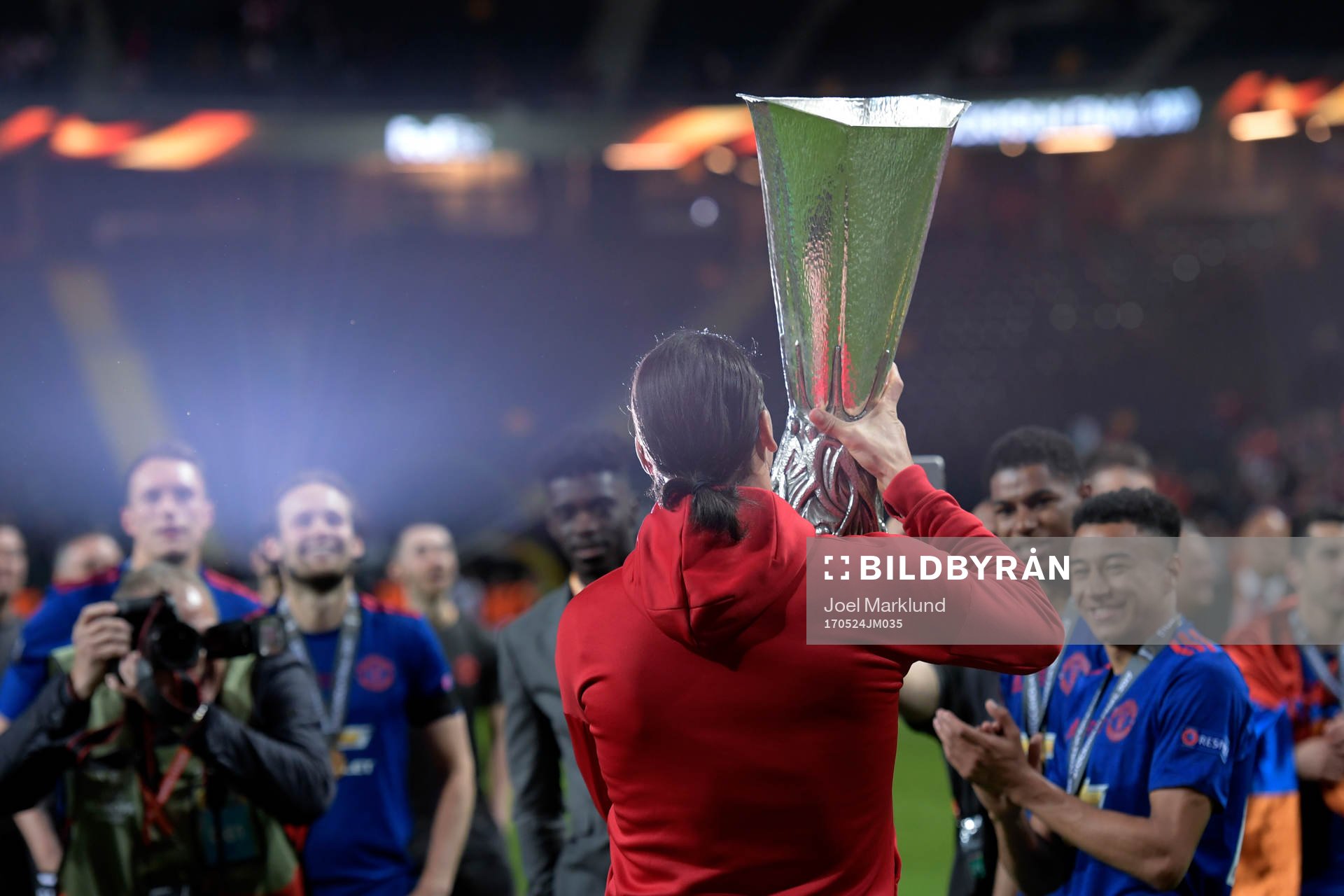 Manchester Uniteds Zlatan Ibrahimovic lyfter pokalen och jublar efter vinsten i finalen i Europa League mellan Ajax och Manchester United den 24 maj 2017 i Stockholm.