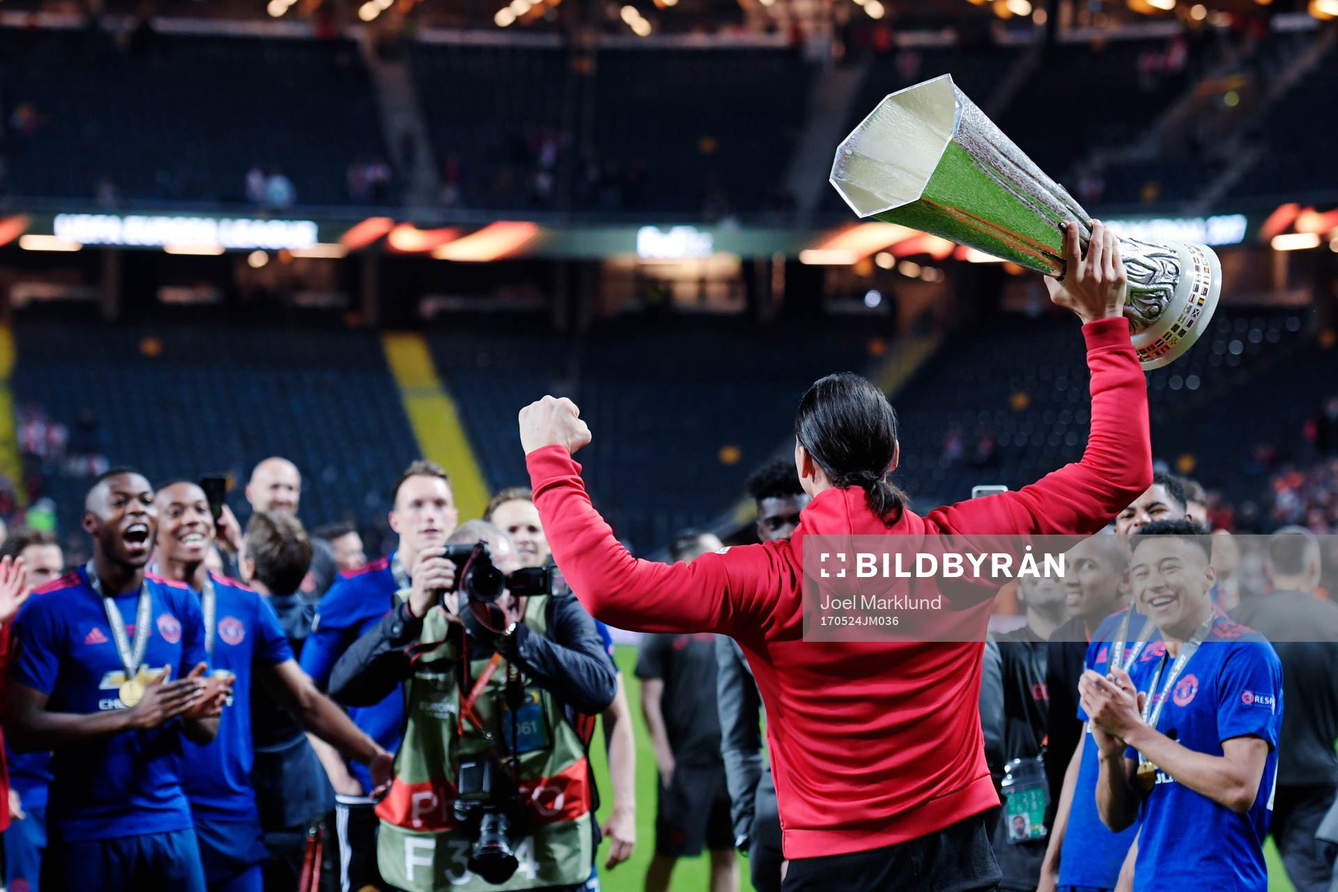 Manchester Uniteds Zlatan Ibrahimovic lyfter pokalen och jublar efter vinsten i finalen i Europa League mellan Ajax och Manchester United den 24 maj 2017 i Stockholm.