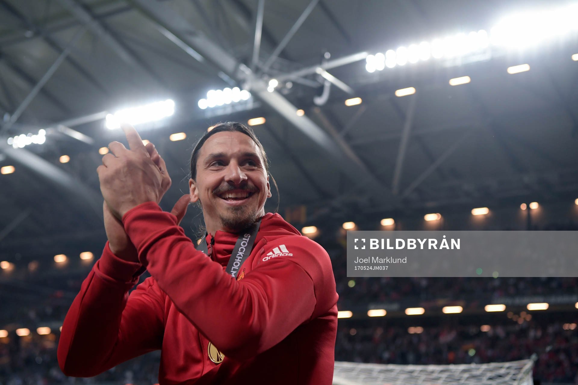 Manchester Uniteds jublar med supportrarna (ej i bild)