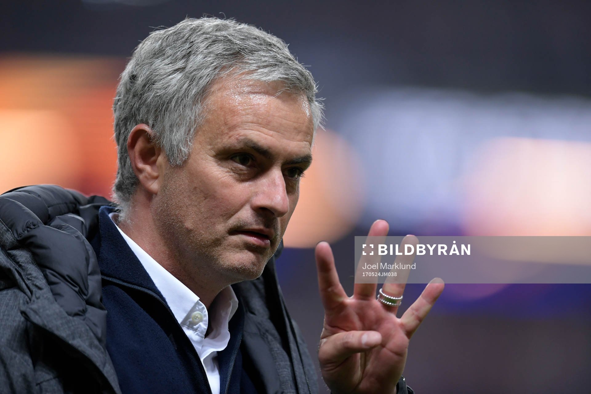 Manchester Uniteds tränare José Mourinho håller upp fyra