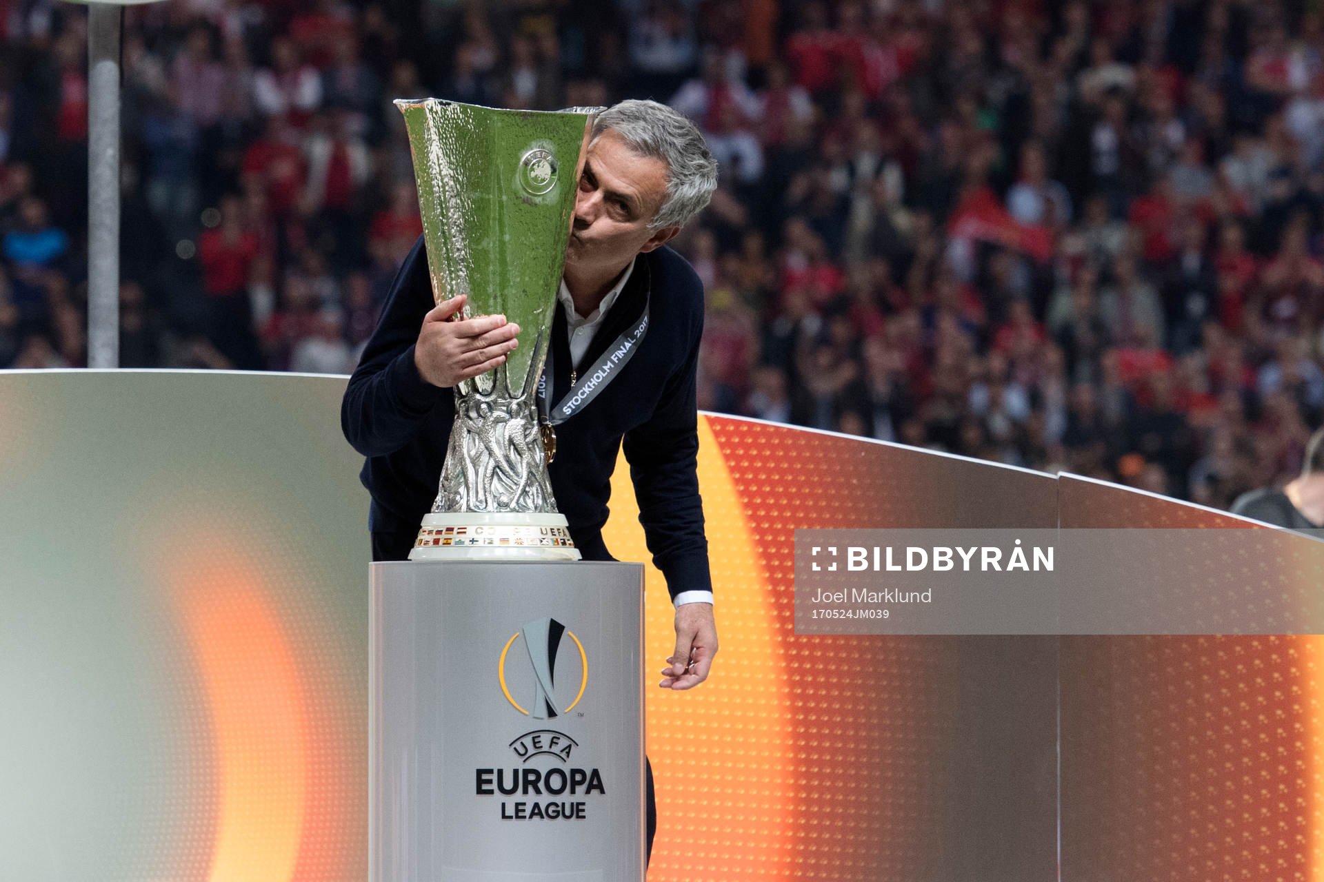 Manchester Uniteds tränare José Mourinho kysser pokalen