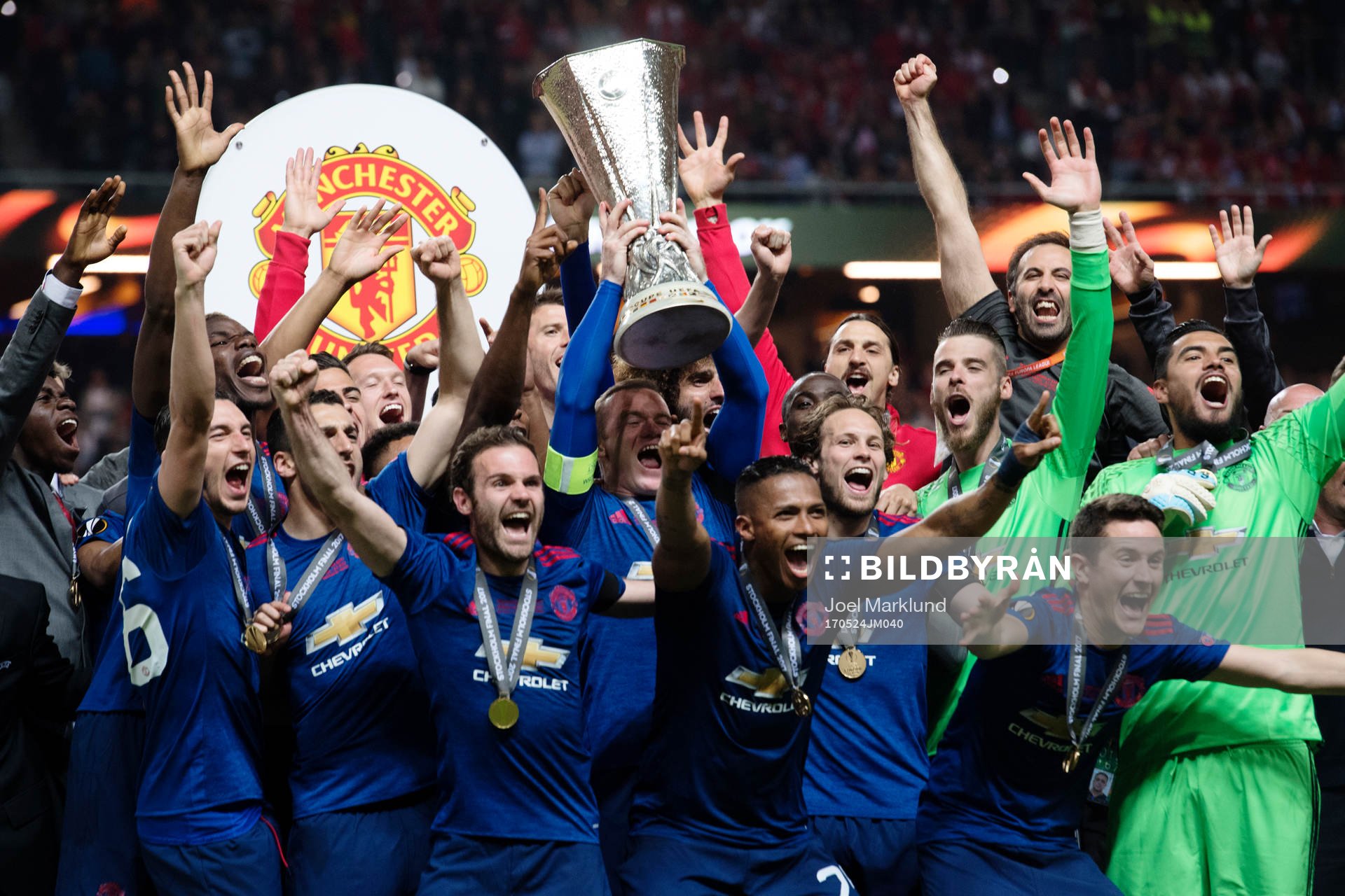 Manchester Uniteds spelare med Zlatan Ibrahimovic jublar och lyfter pokalen efter vinsten i finalen i Europa League mellan Ajax och Manchester United den 24 maj 2017 i Stockholm.