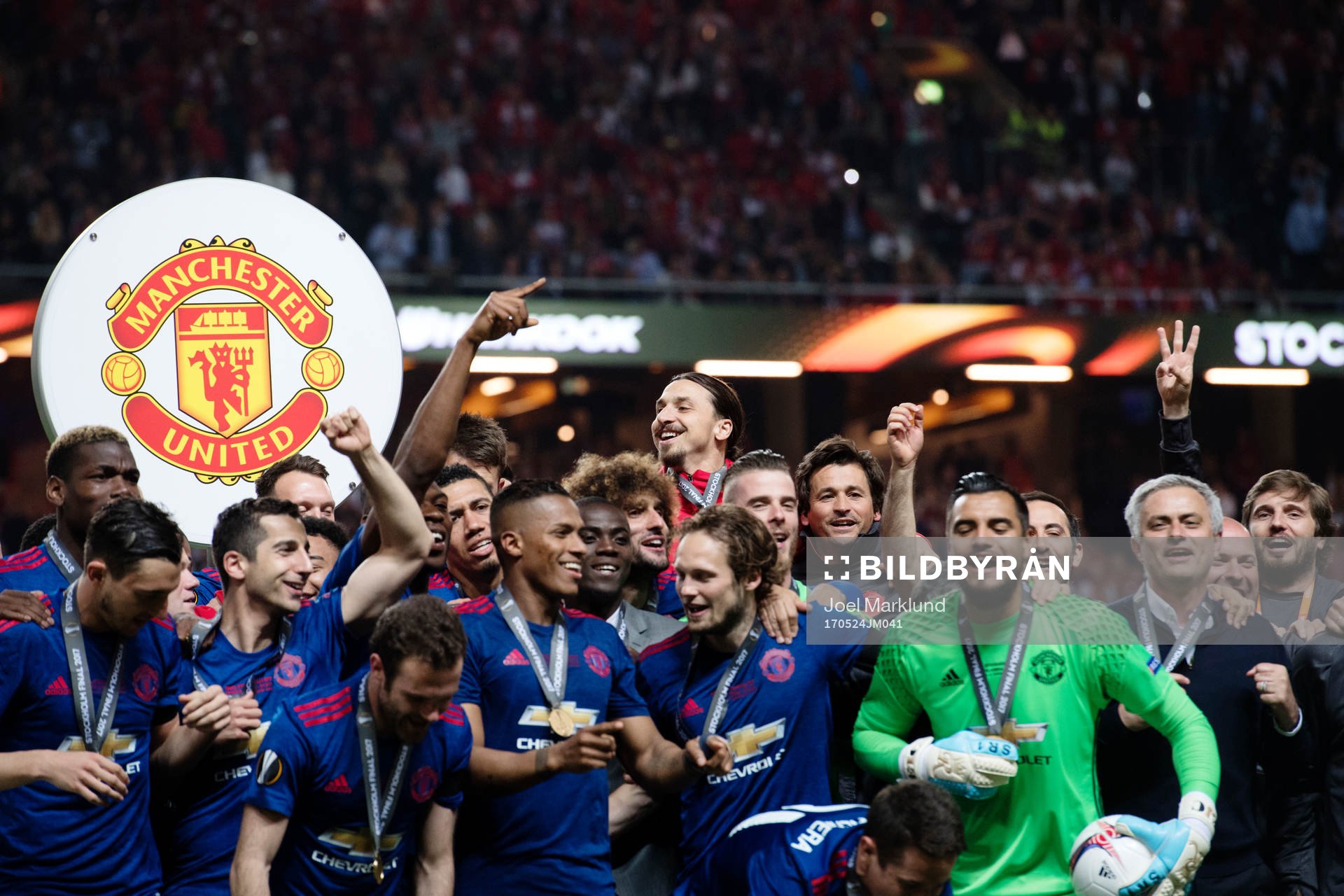 Manchester Uniteds spelare med Zlatan Ibrahimovic jublar