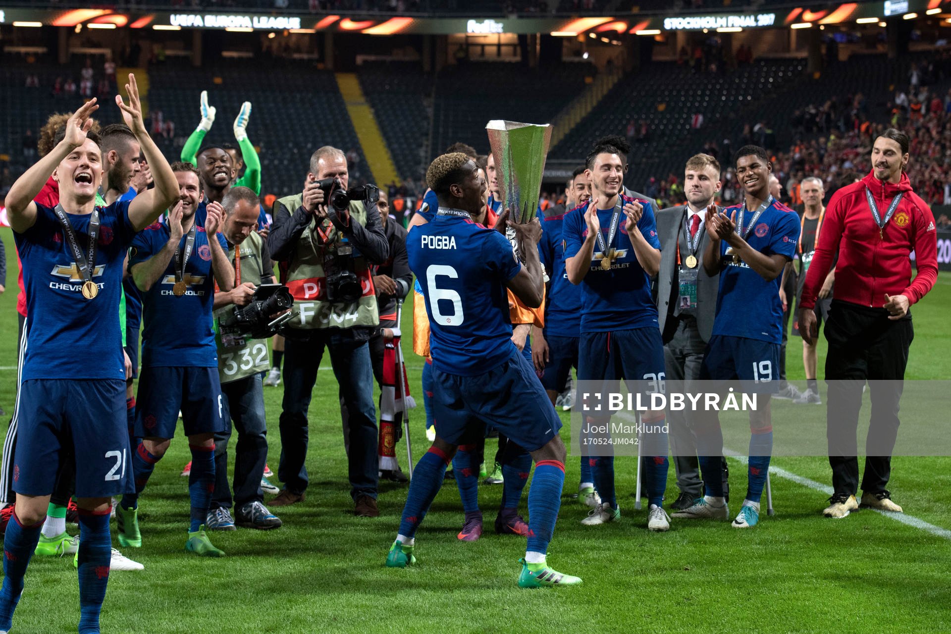 Manchester Uniteds Paul Pogba jublar och lyfter pokalen framför Zlatan Ibrahimovic och andra lagkamrater efter vinsten i finalen i Europa League mellan Ajax och Manchester United den 24 maj 2017 i Stockholm.