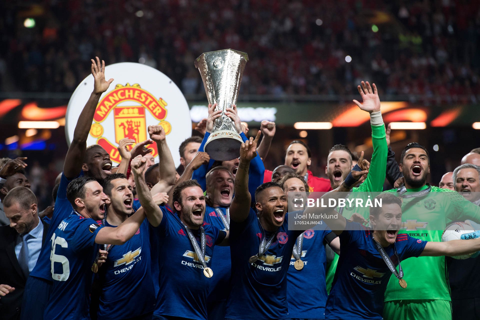 Manchester Uniteds Zlatan Ibrahimovic jublar med lagkamrater som lyfter pokalen efter vinsten i finalen i Europa League mellan Ajax och Manchester United den 24 maj 2017 i Stockholm.
