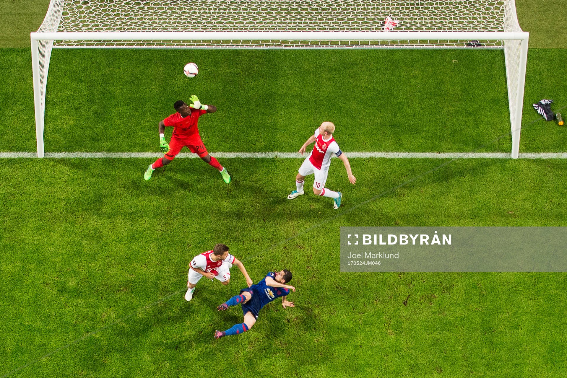Manchester Uniteds Henrikh Mkhitaryan gör 0-2 bakom Ajax
