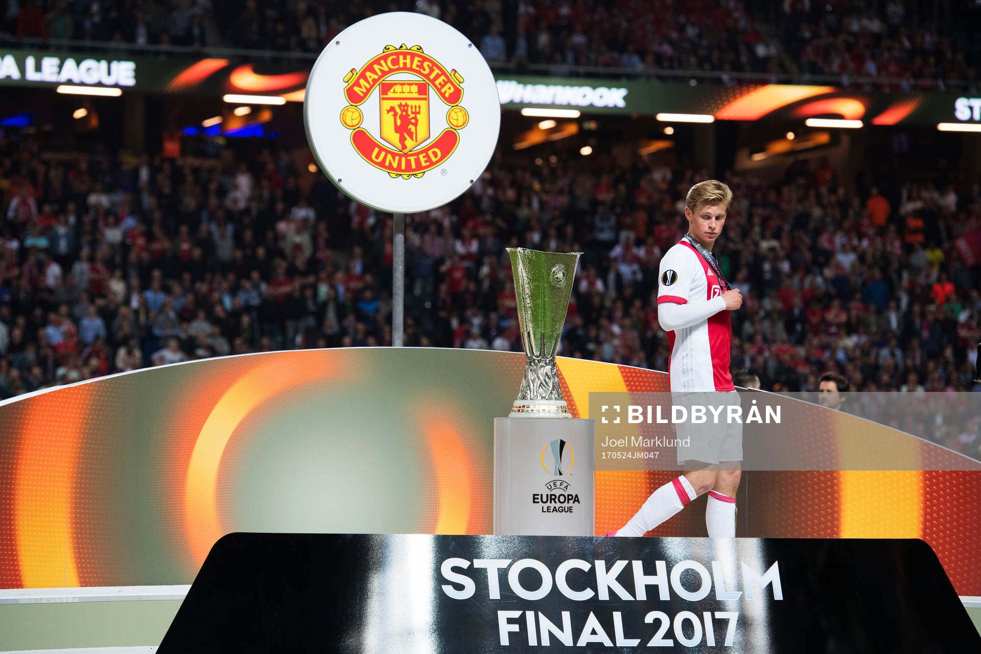 Ajax Frenkie de Jong deppar när han går förbi