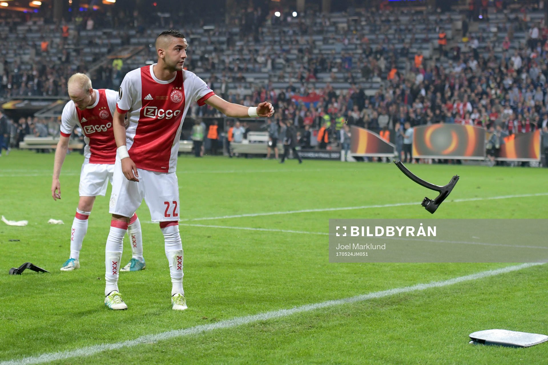 Ajax Hakim Ziyech kastar undan delar av en stol som lagets