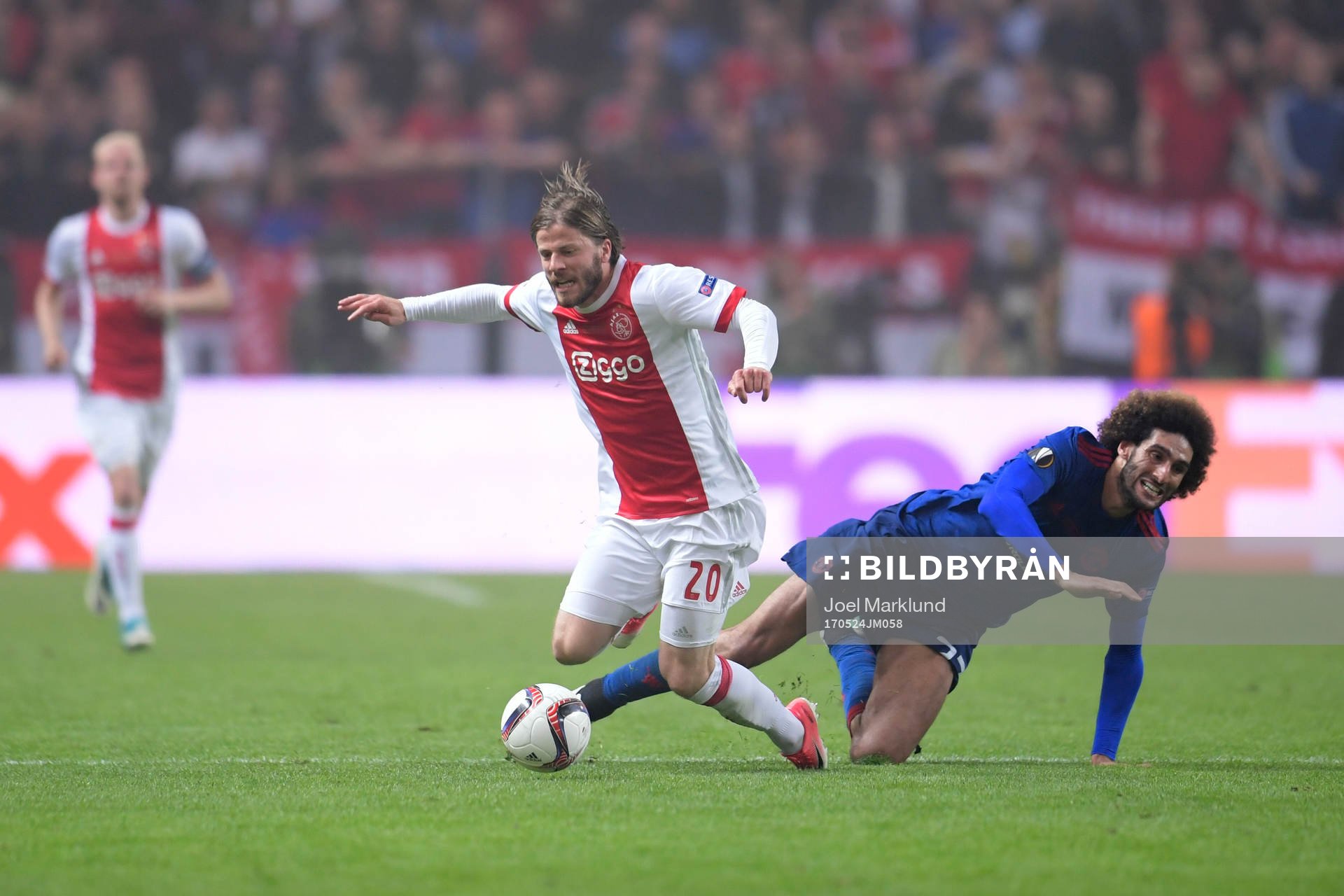 Ajax Lasse Schöne glidtacklat av Manchester Uniteds