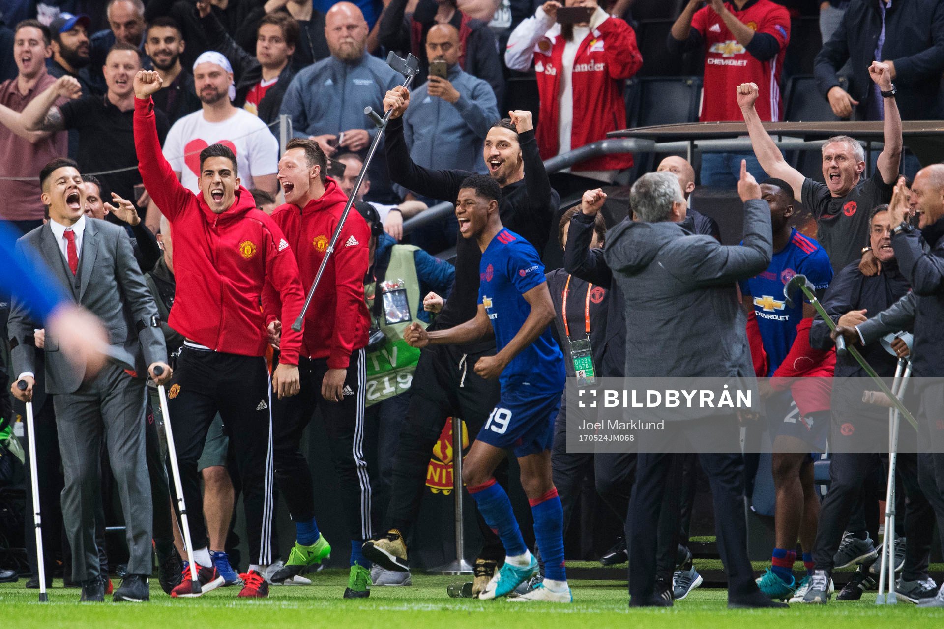 Manchester Uniteds Zlatan Ibrahimovic jublar tillsammans med lagkamrater på slutsignalen under finalen i Europa League mellan Ajax och Manchester United den 24 maj 2017 i Stockholm.