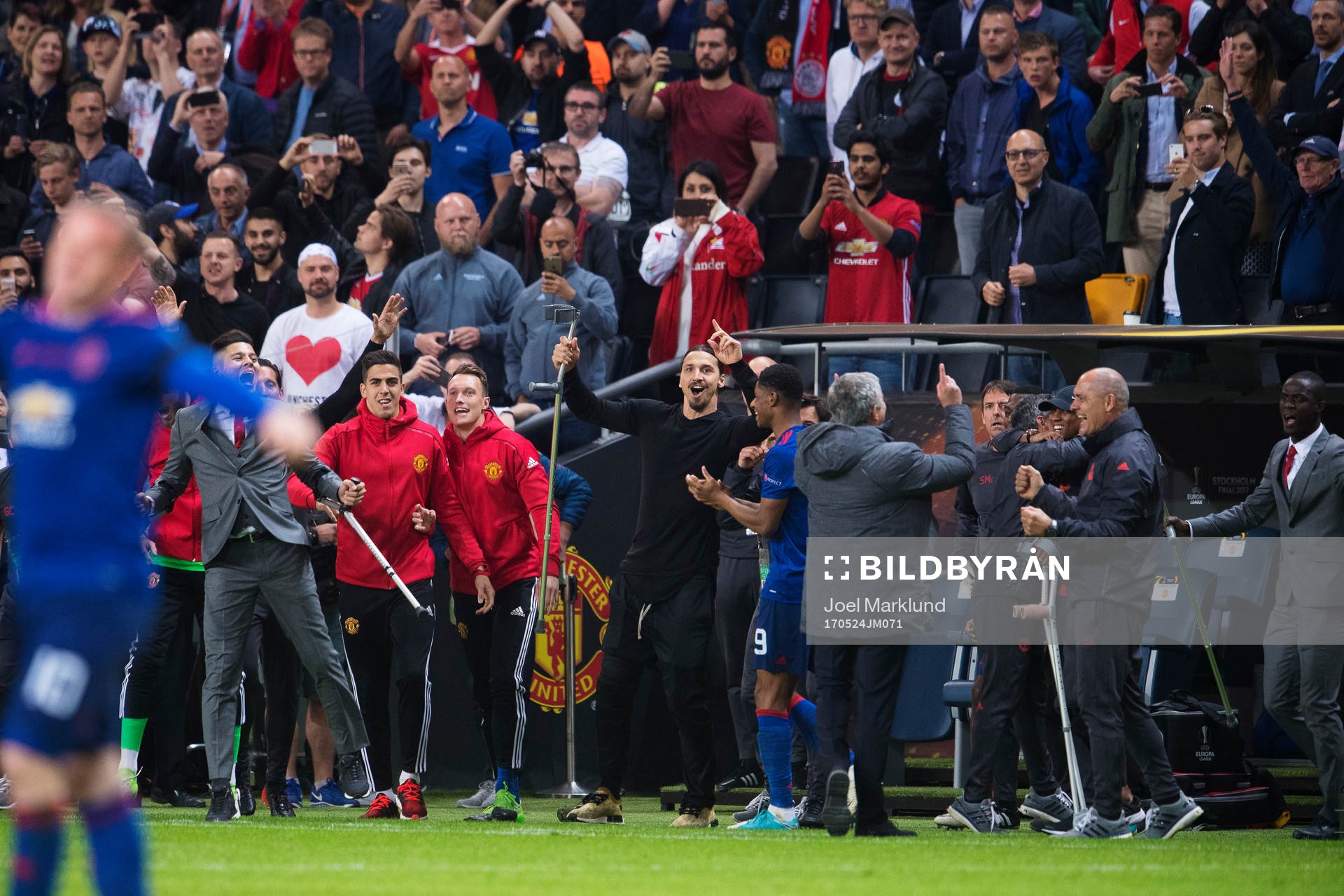 Manchester Uniteds Zlatan Ibrahimovic jublar tillsammans med lagkamrater på slutsignalen under finalen i Europa League mellan Ajax och Manchester United den 24 maj 2017 i Stockholm.
