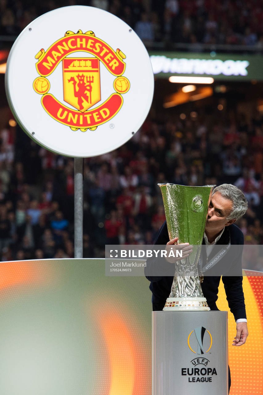 Manchester Uniteds tränare José Mourinho kysser pokalen